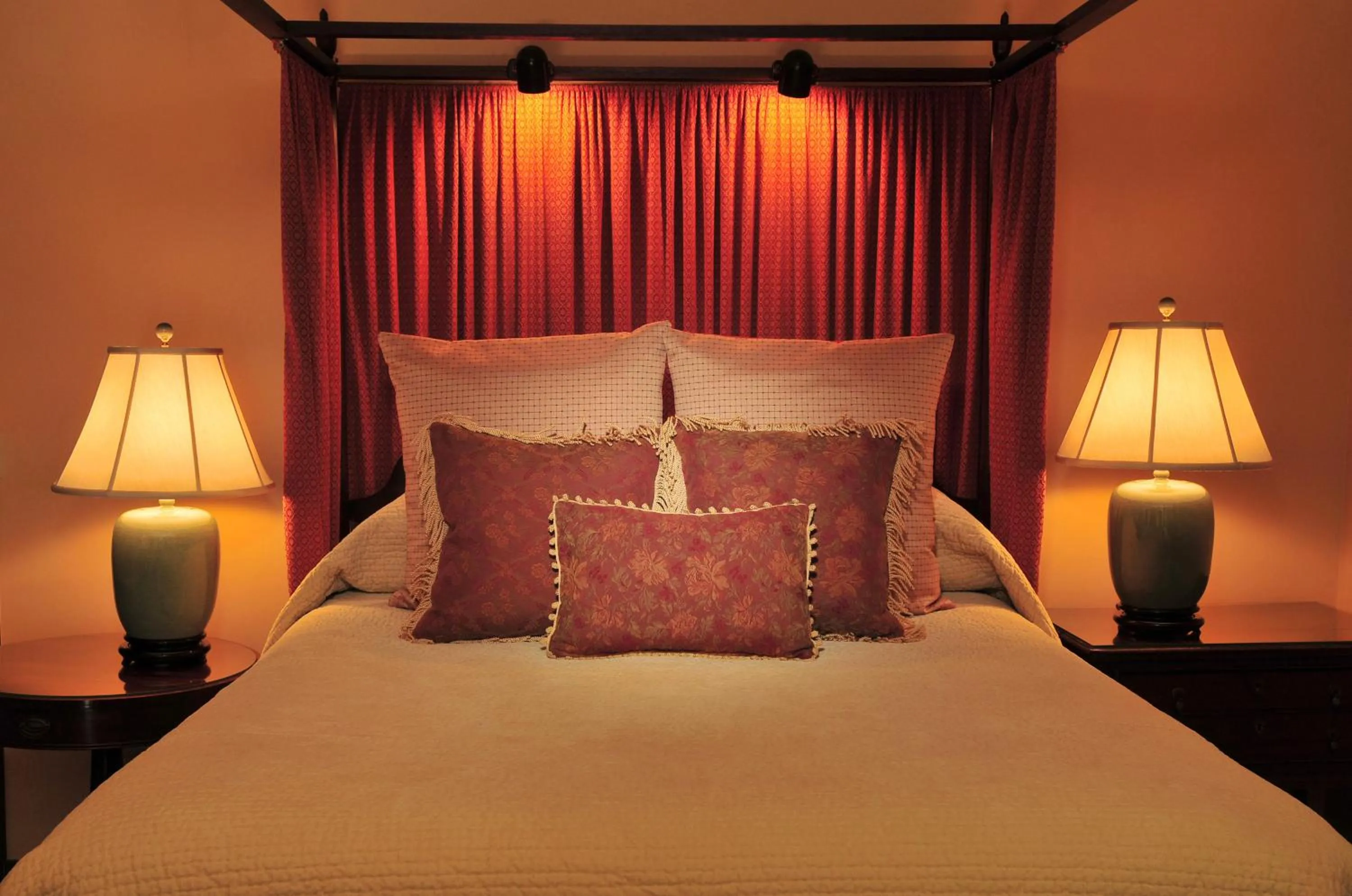 Bedroom, Bed in 1795 Acorn Inn Bed and Breakfast