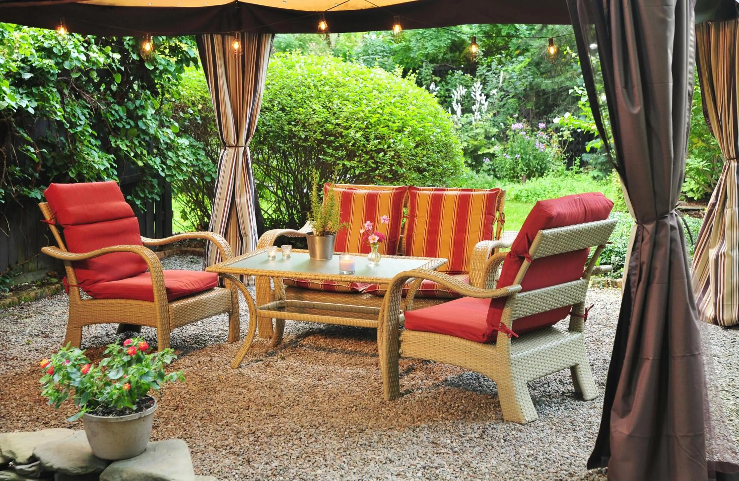 Garden in 1795 Acorn Inn Bed and Breakfast