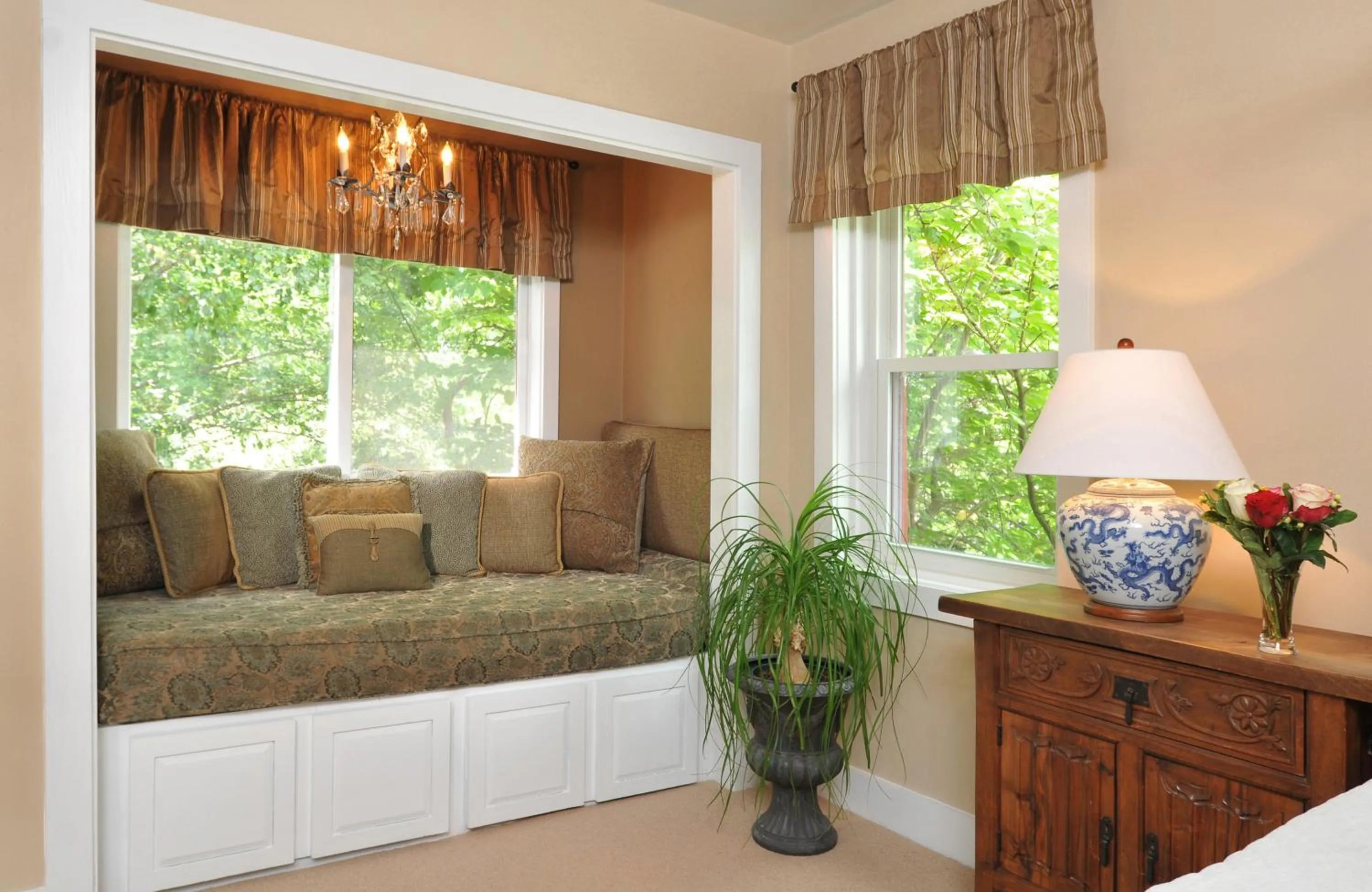 Bed in 1795 Acorn Inn Bed and Breakfast