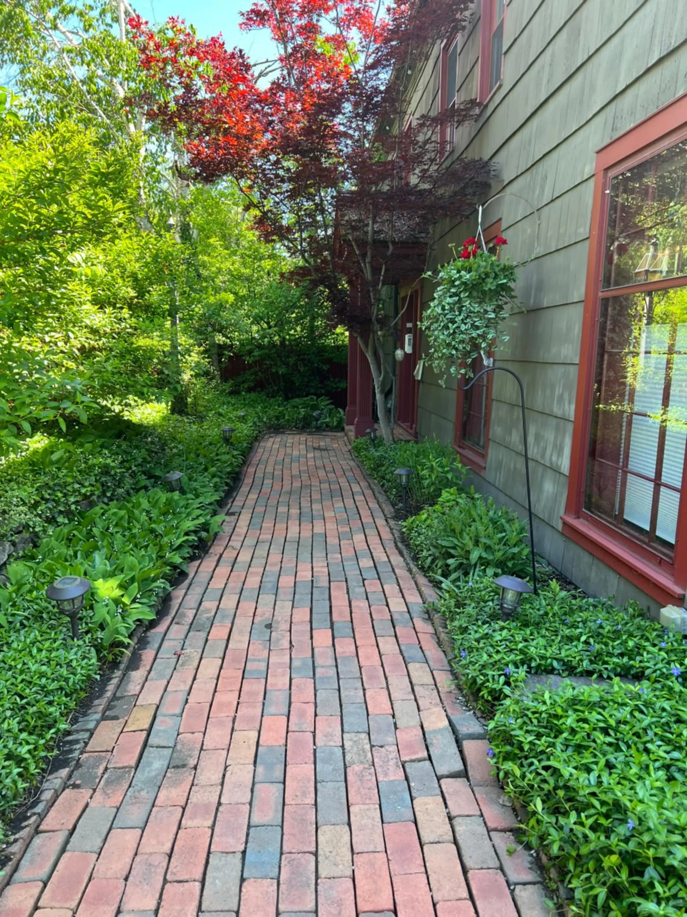 Spring in 1795 Acorn Inn Bed and Breakfast