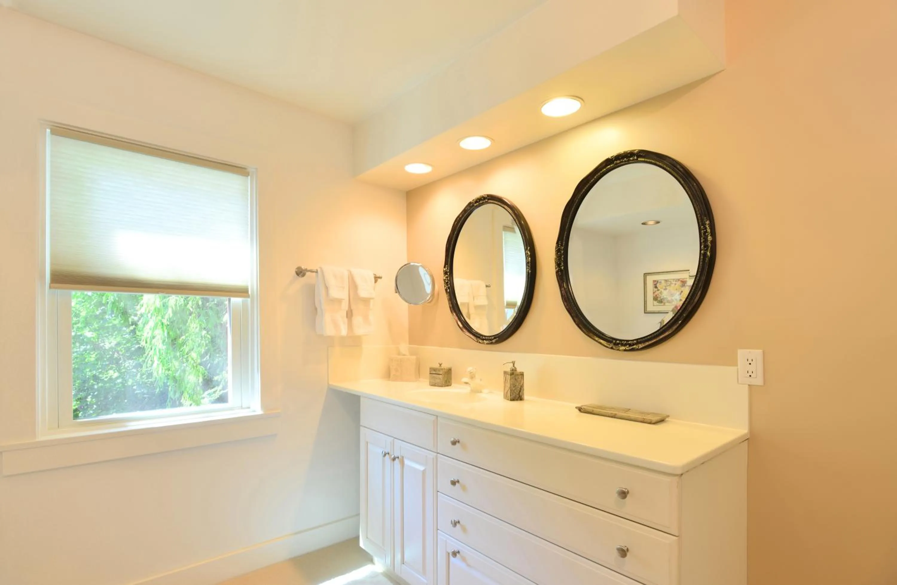 Bathroom in 1795 Acorn Inn Bed and Breakfast