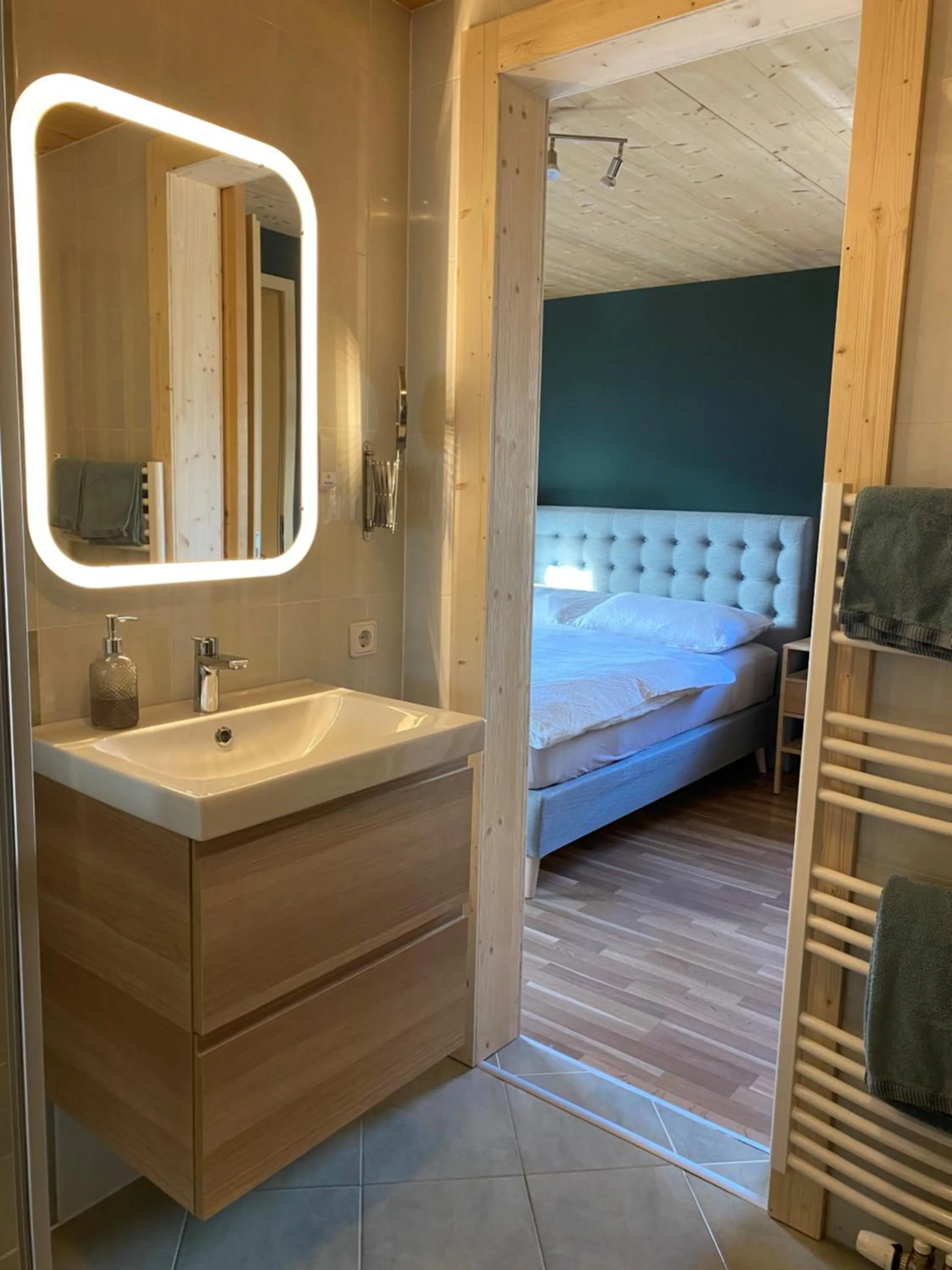 Bathroom, Bed in Hotel Sonnenlicht Maria Alm