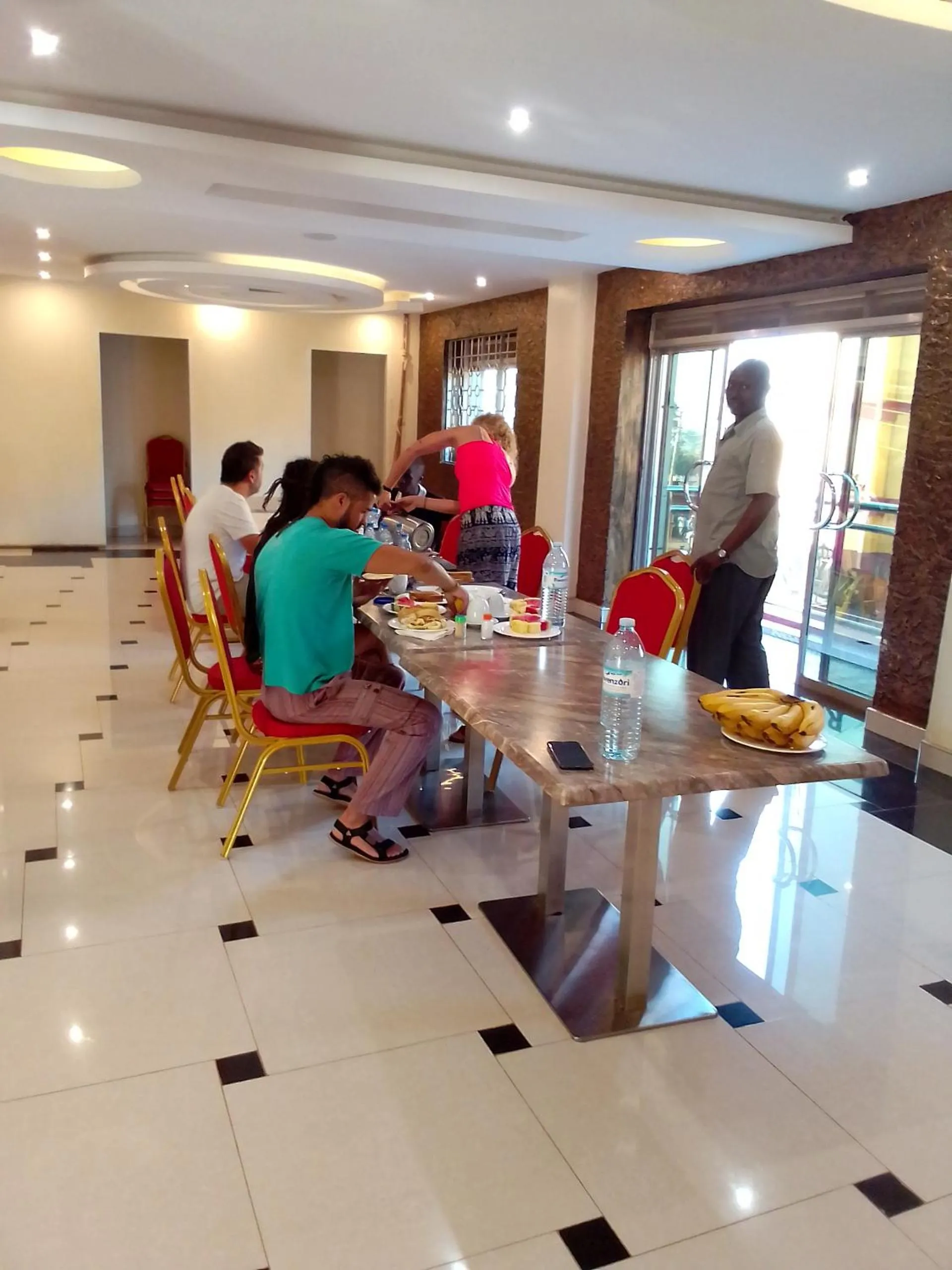 Restaurant/places to eat in Royal Park Hotel