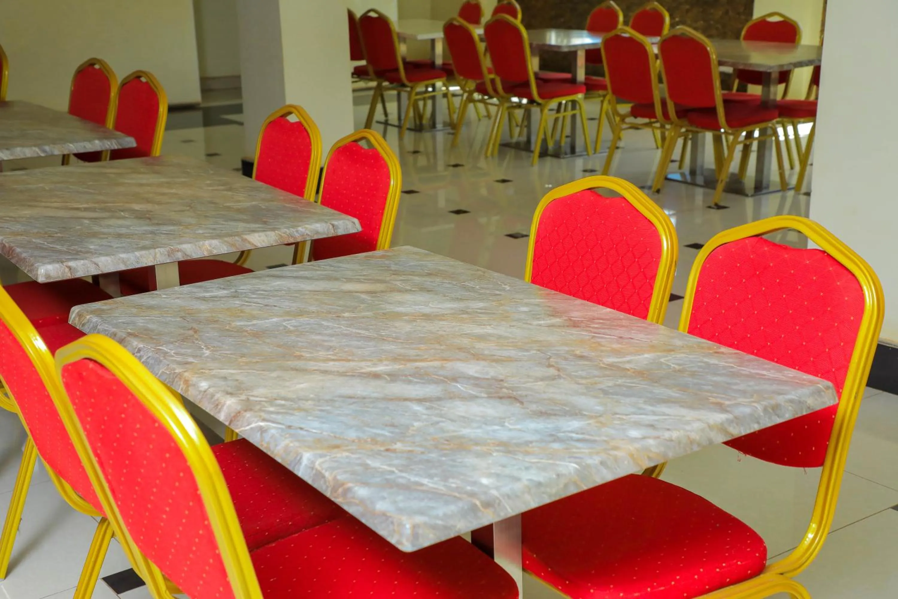 Restaurant/places to eat in Royal Park Hotel