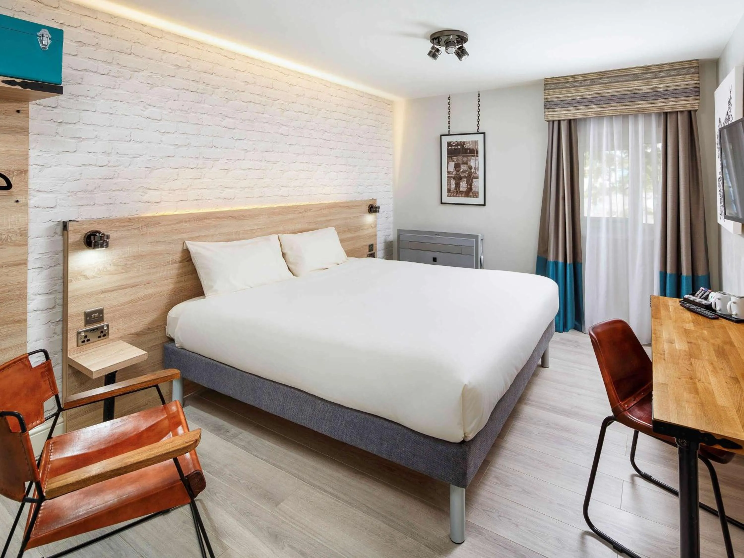 Photo of the whole room in ibis Styles Birmingham Oldbury