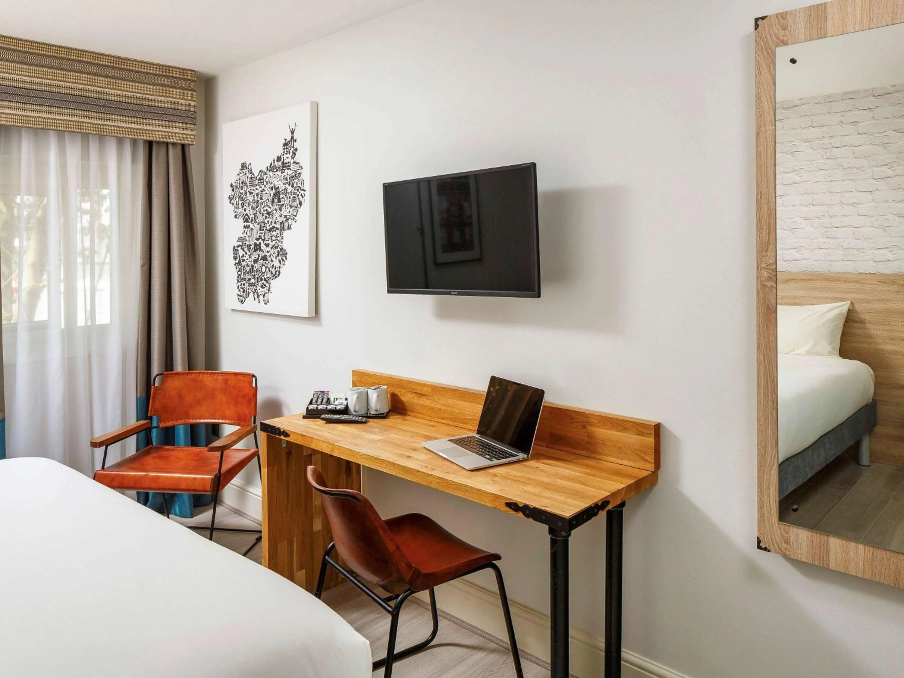 Photo of the whole room, TV/Entertainment Center in ibis Styles Birmingham Oldbury