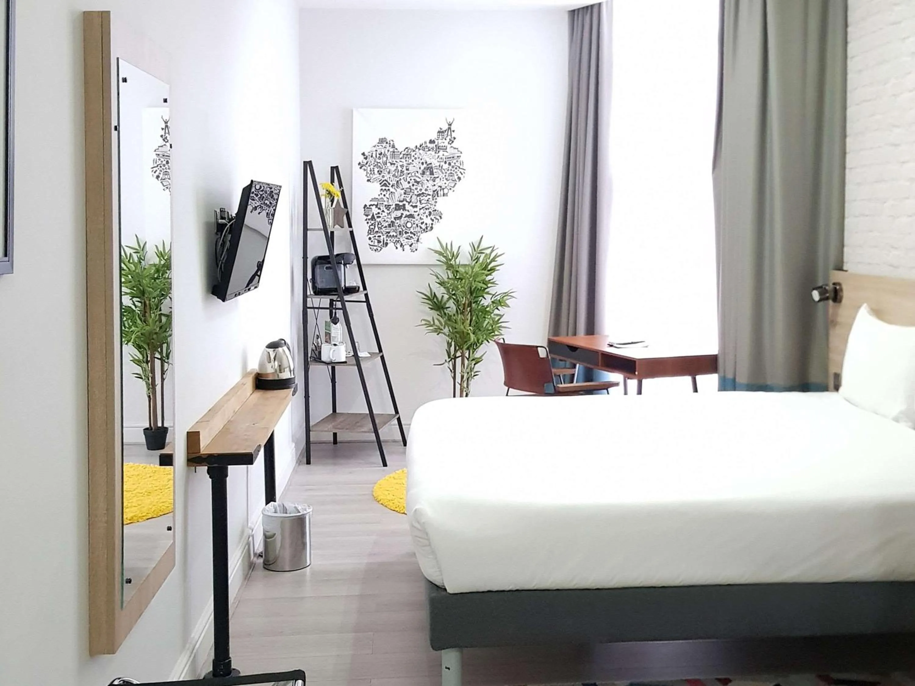 Photo of the whole room in ibis Styles Birmingham Oldbury