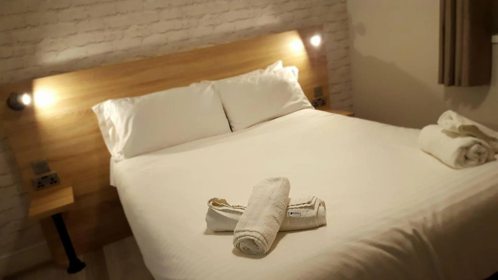 Bed in ibis Styles Birmingham Oldbury