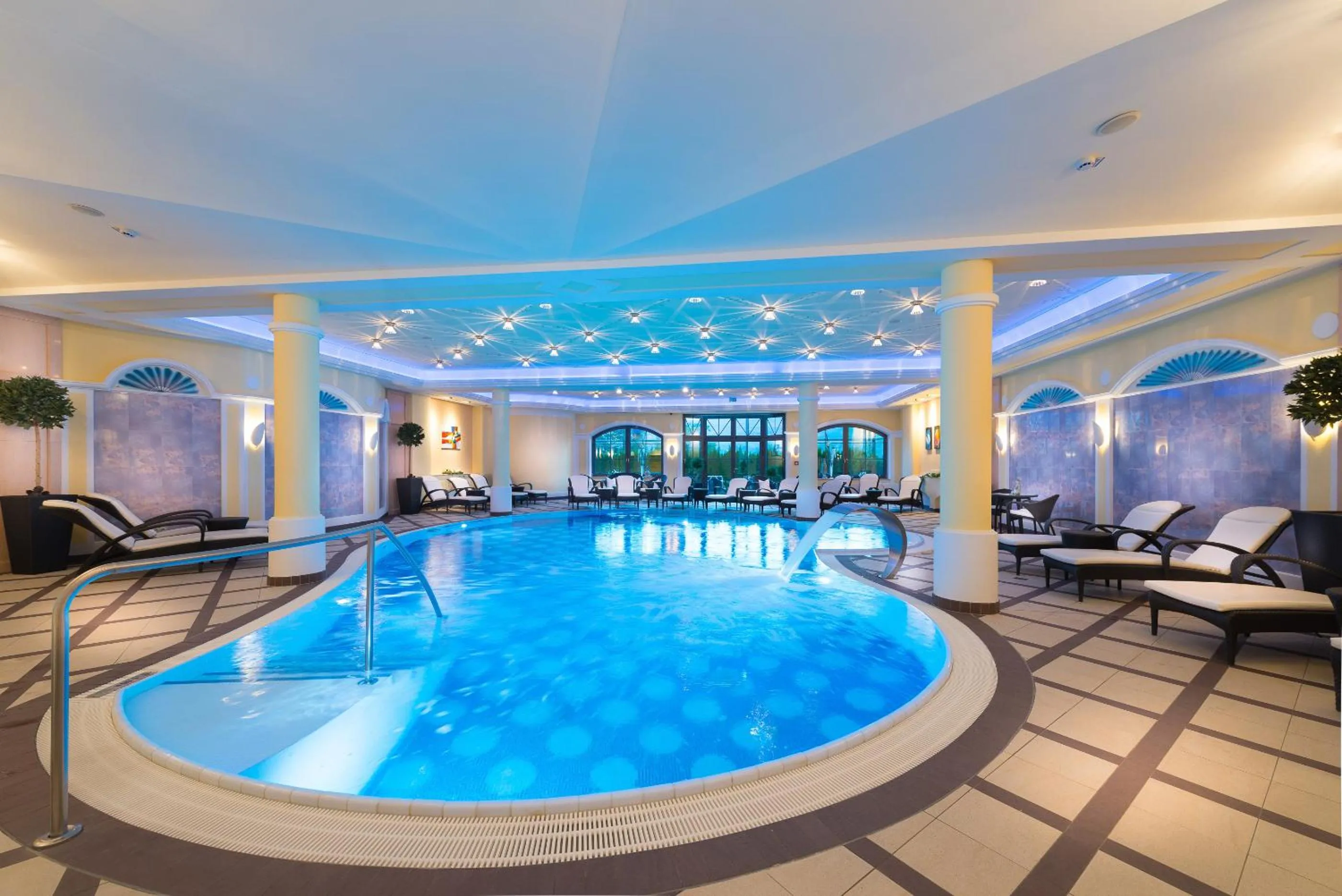 Swimming Pool in Verwöhnhotel Berghof