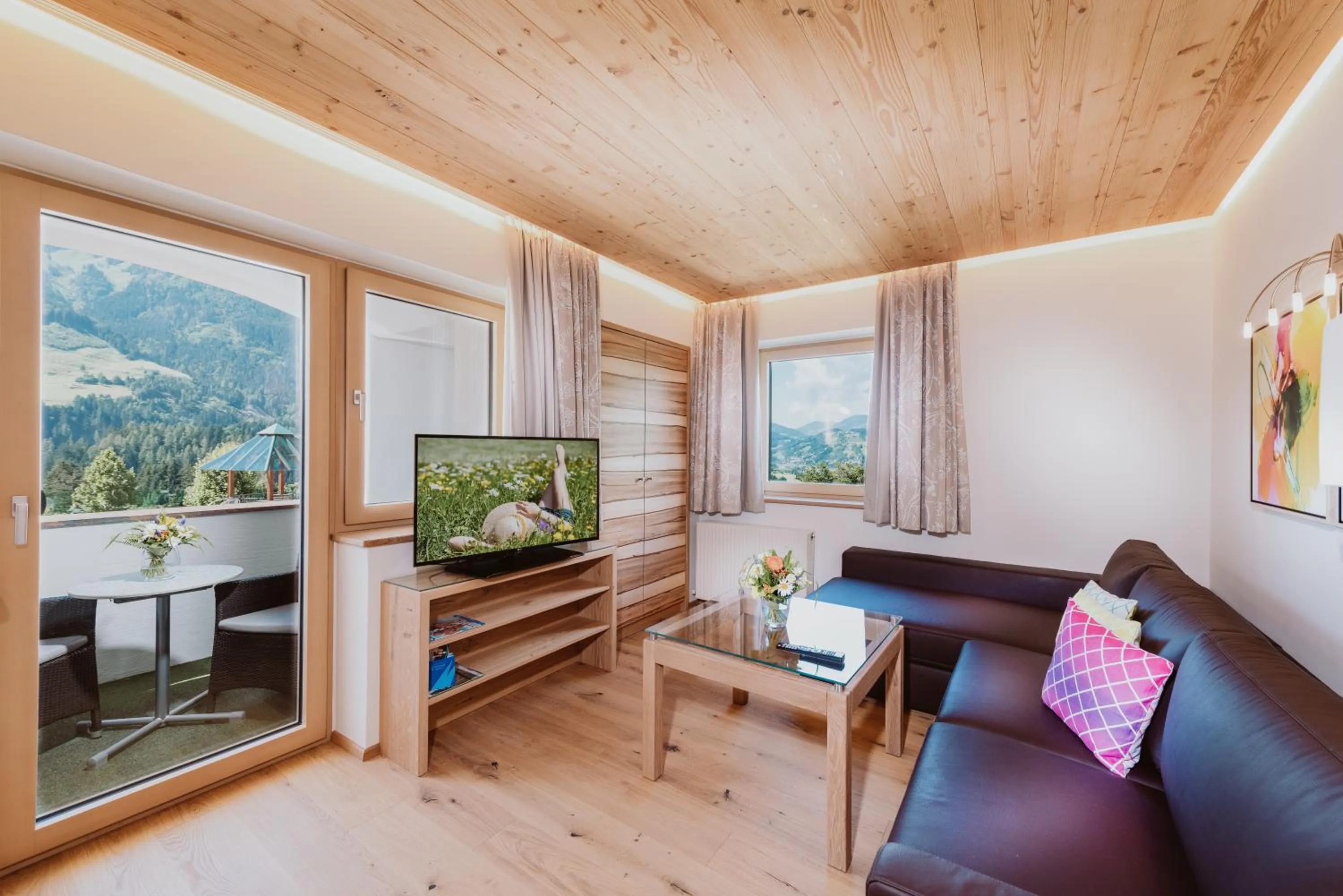 TV/Entertainment Center in Verwöhnhotel Berghof