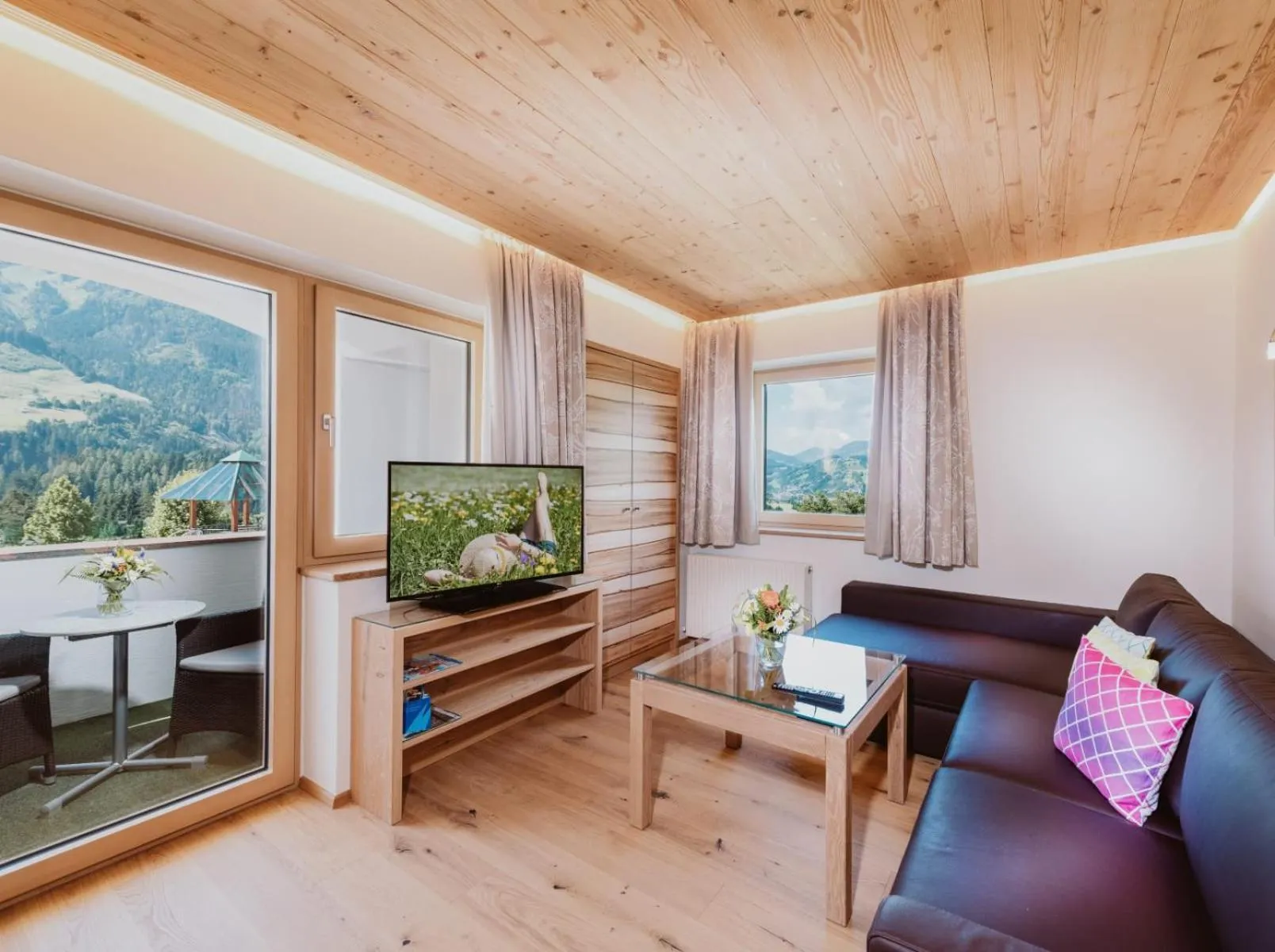 TV/Entertainment Center in Verwöhnhotel Berghof