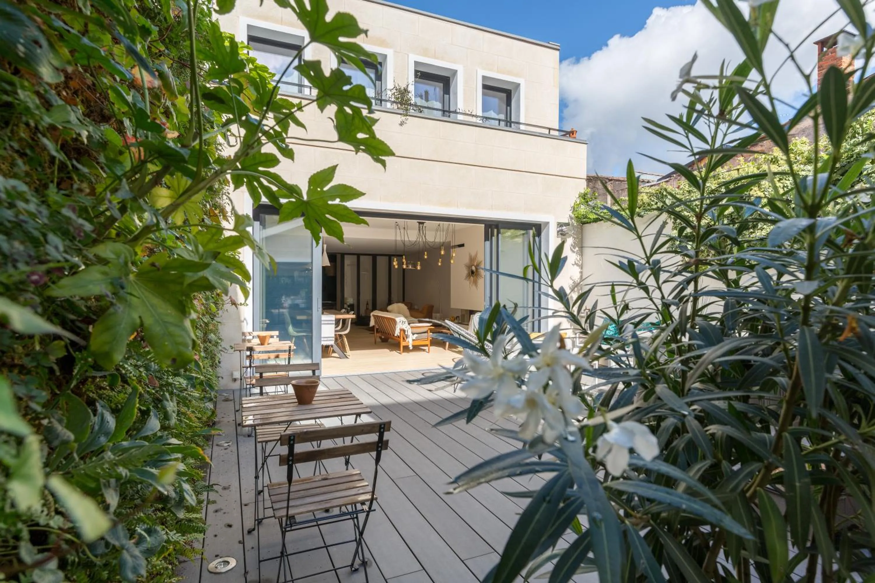 Patio in La Maison Odeia Bordeaux Centre