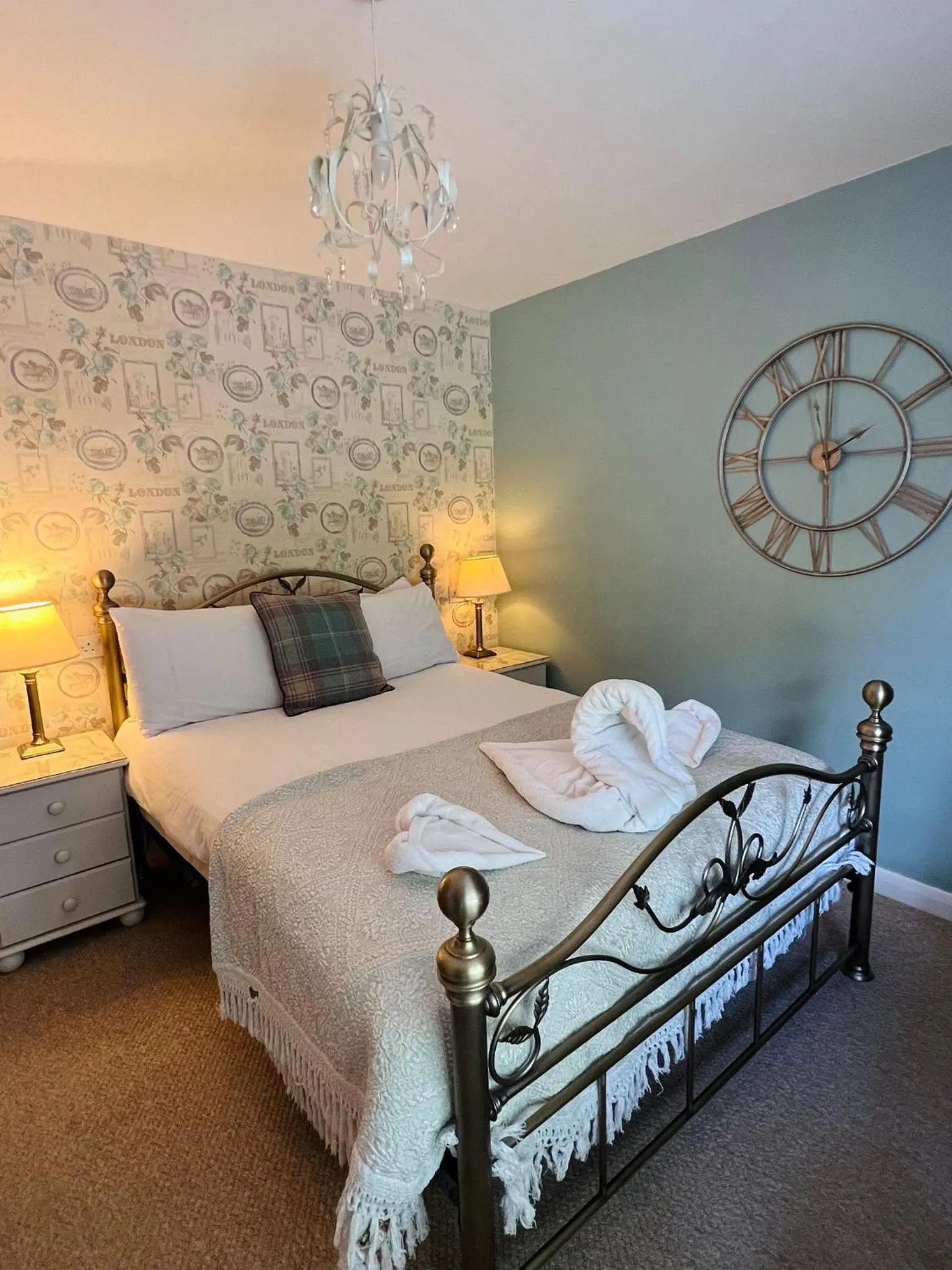 Bed in Cottage Lea's Country Hotel & Restaurant