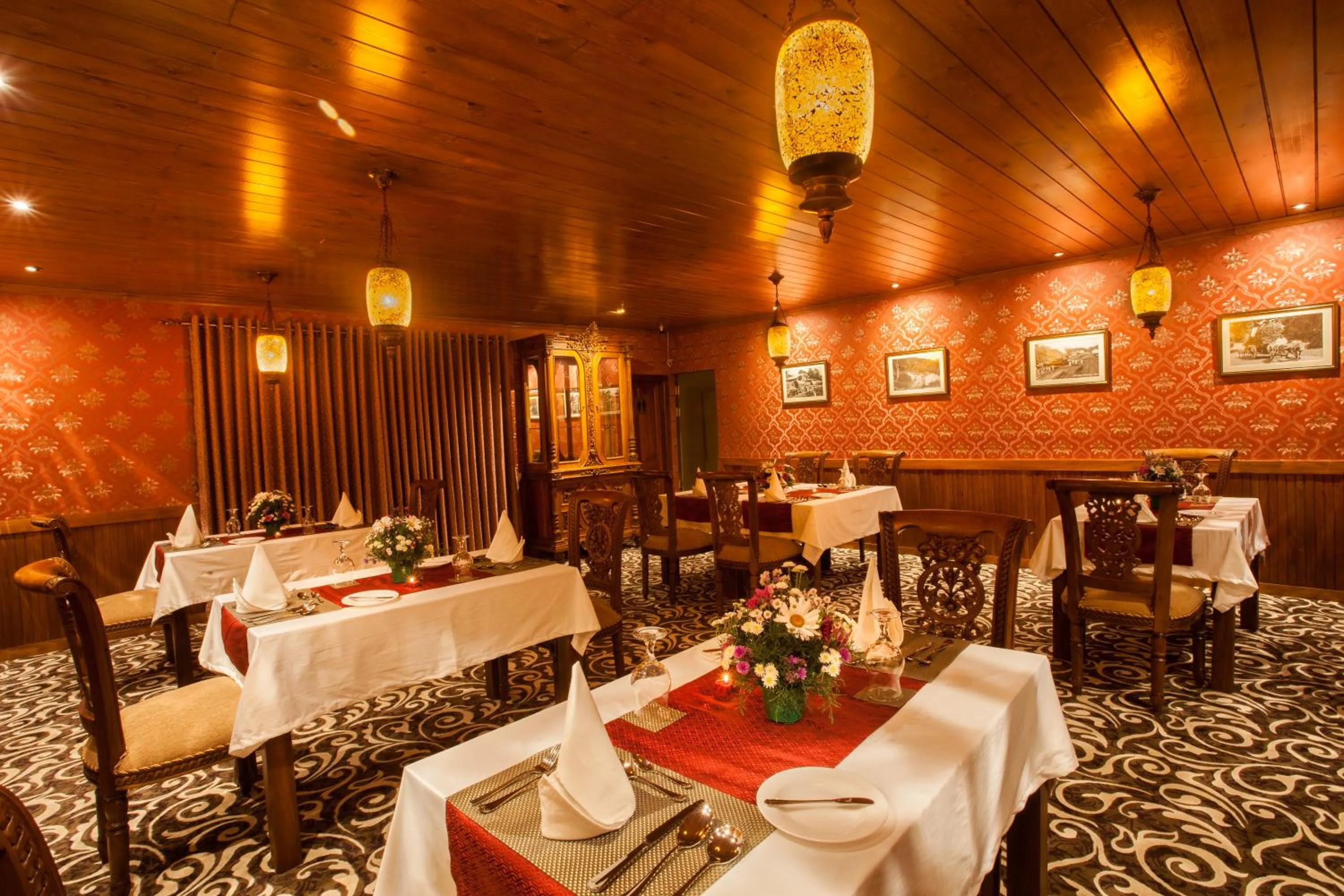 Restaurant/places to eat in La Grande Villa