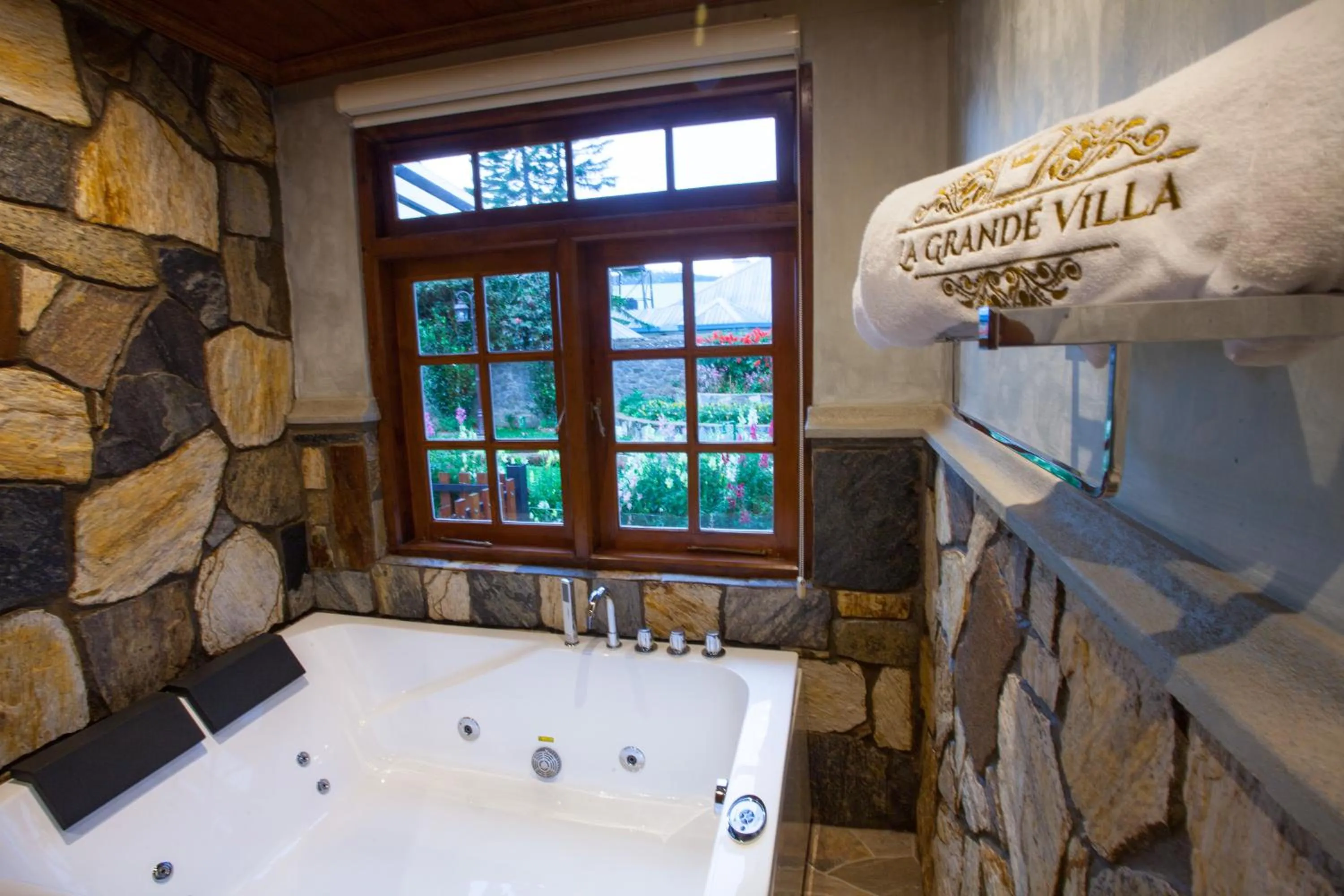 Hot Tub in La Grande Villa