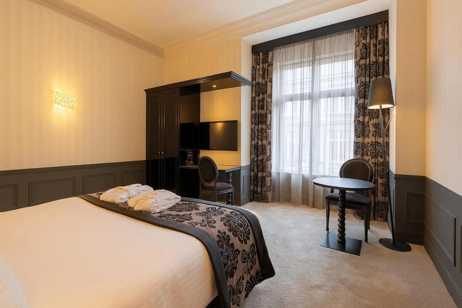 Bed in Best Western Hôtel d'Arc