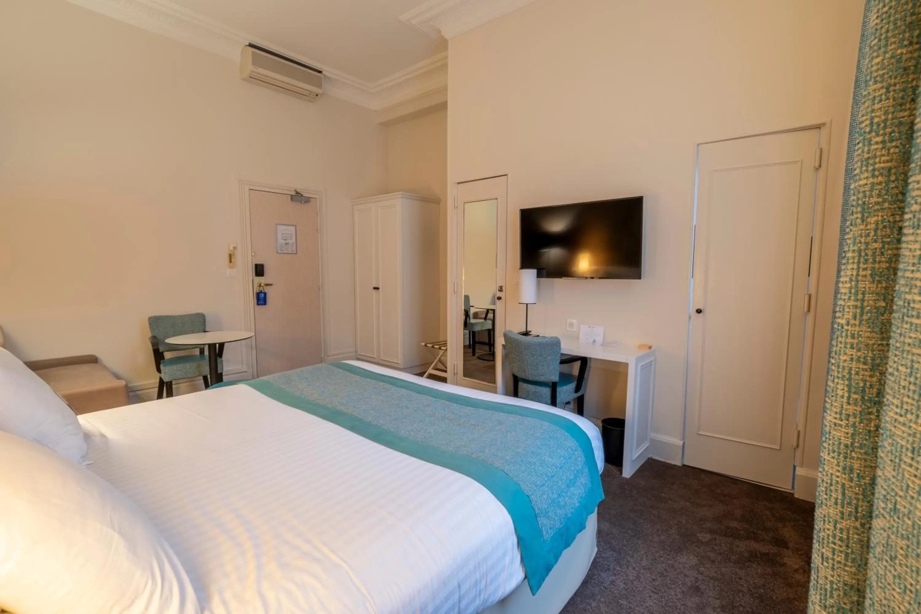 Bedroom, Bed in Best Western Hôtel d'Arc