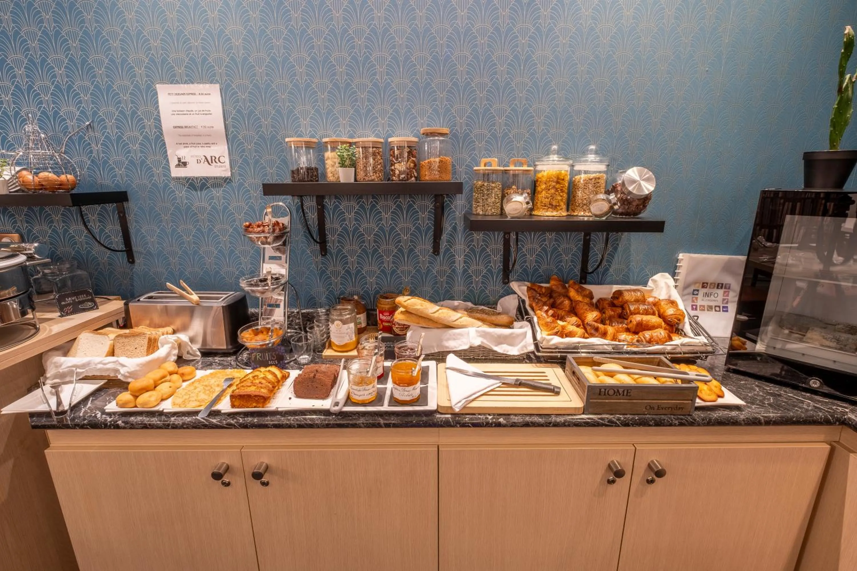 Breakfast in Best Western Hôtel d'Arc