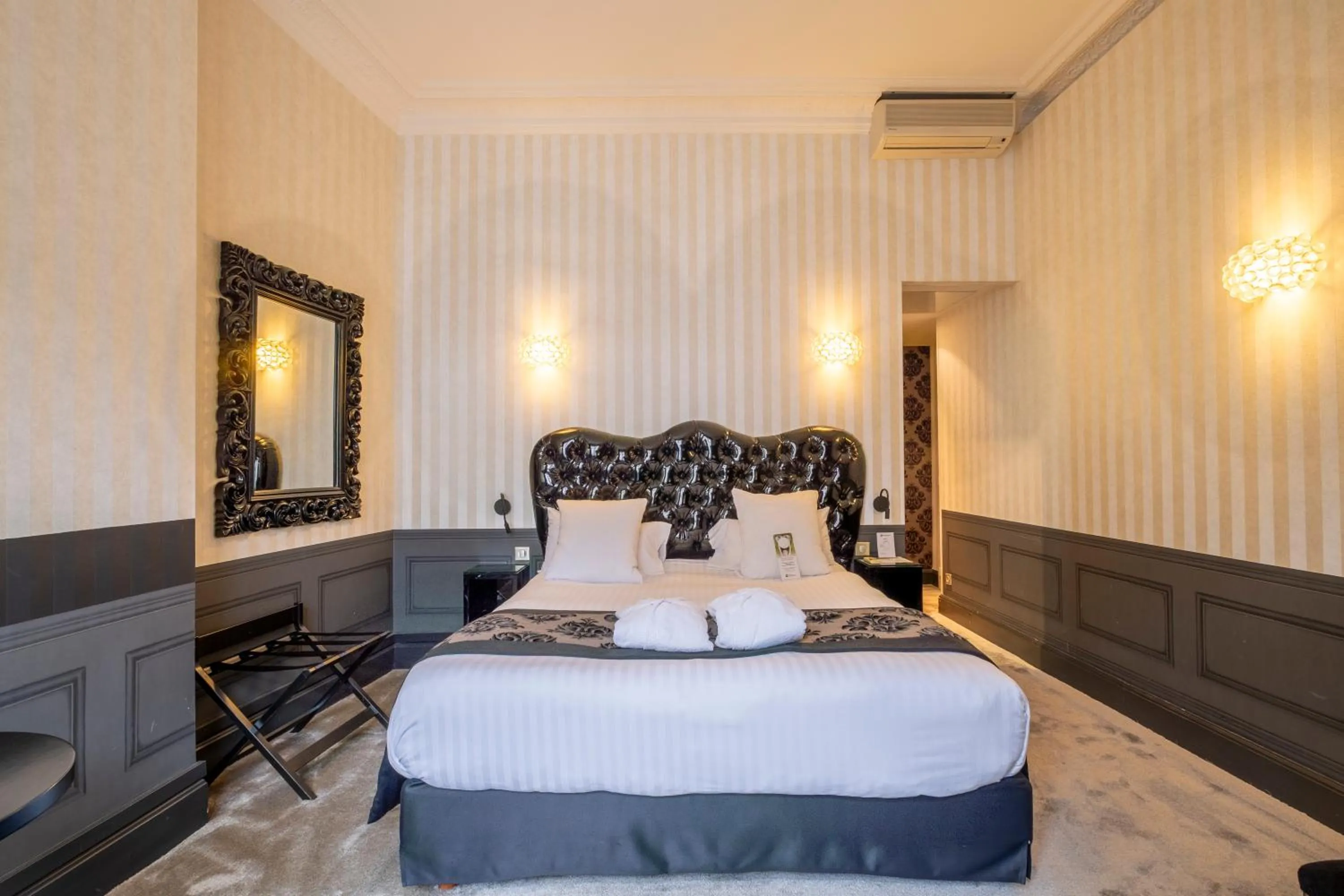 Bed in Best Western Hôtel d'Arc