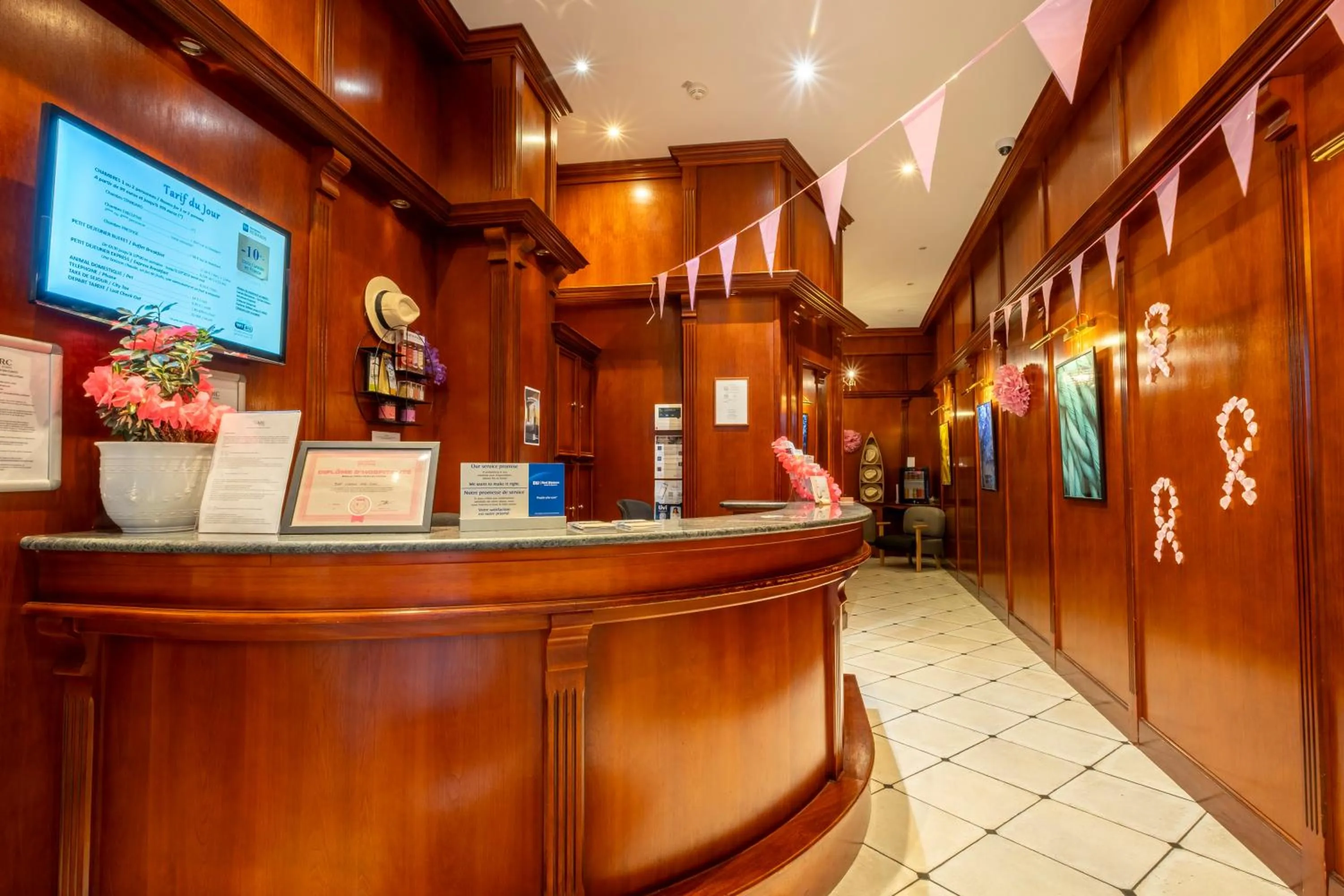 Lobby or reception in Best Western Hôtel d'Arc