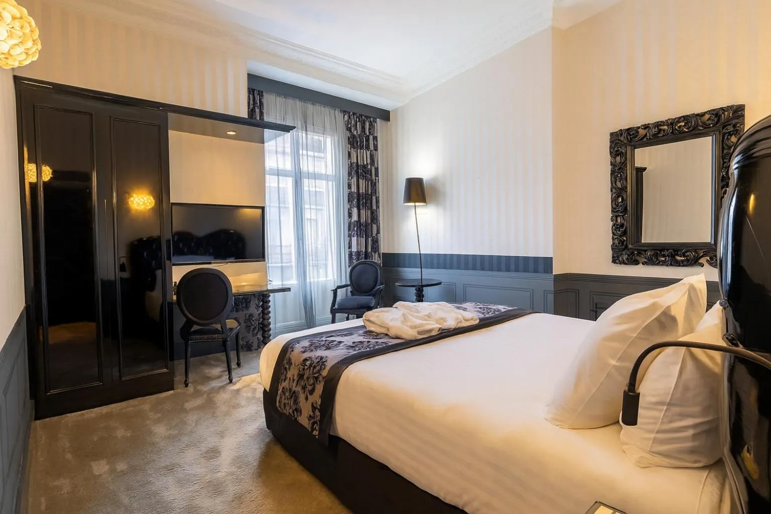 Bed in Best Western Hôtel d'Arc