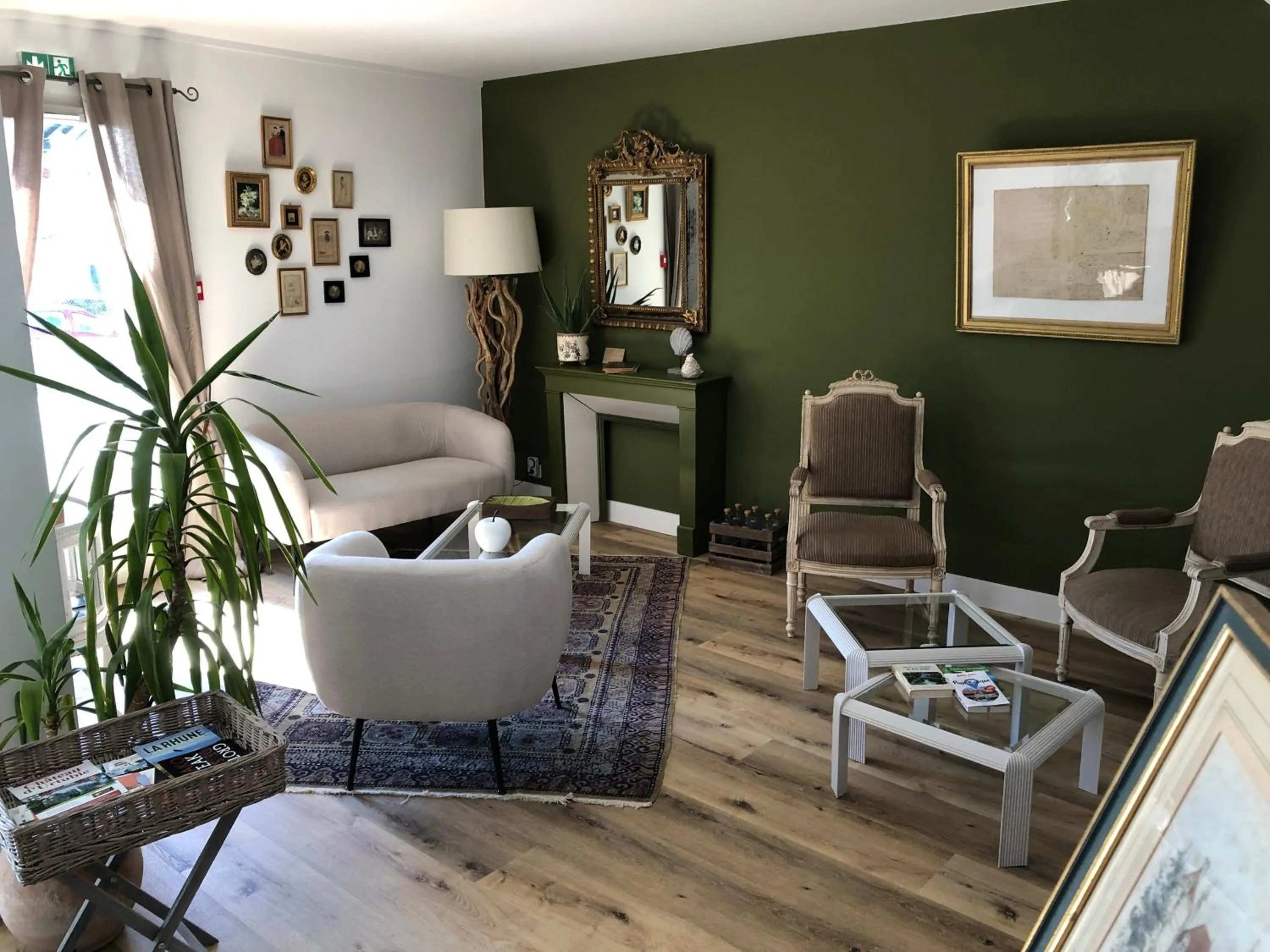 Communal lounge/ TV room in Hôtel Ursula