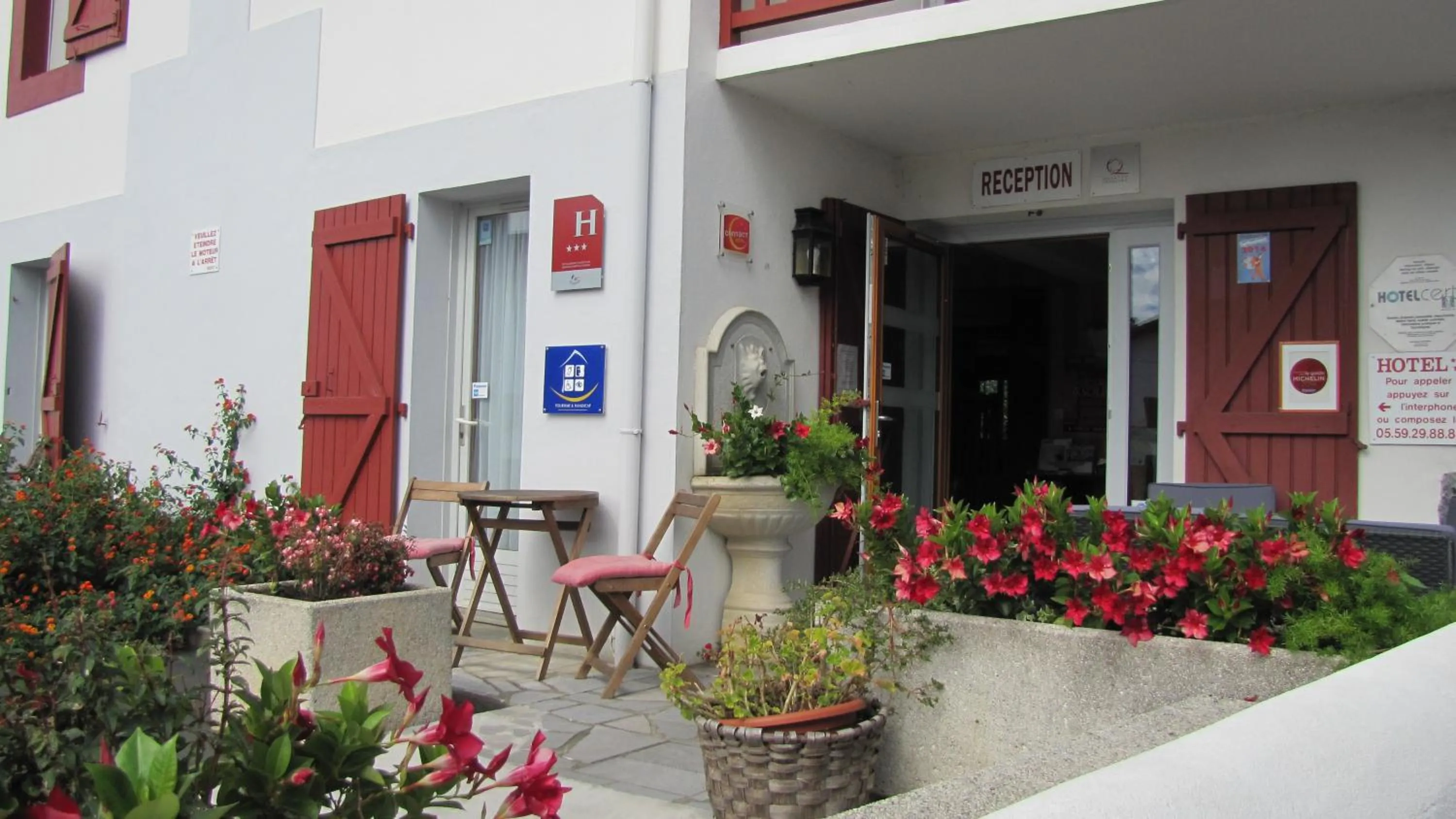 Facade/entrance in Hôtel Ursula