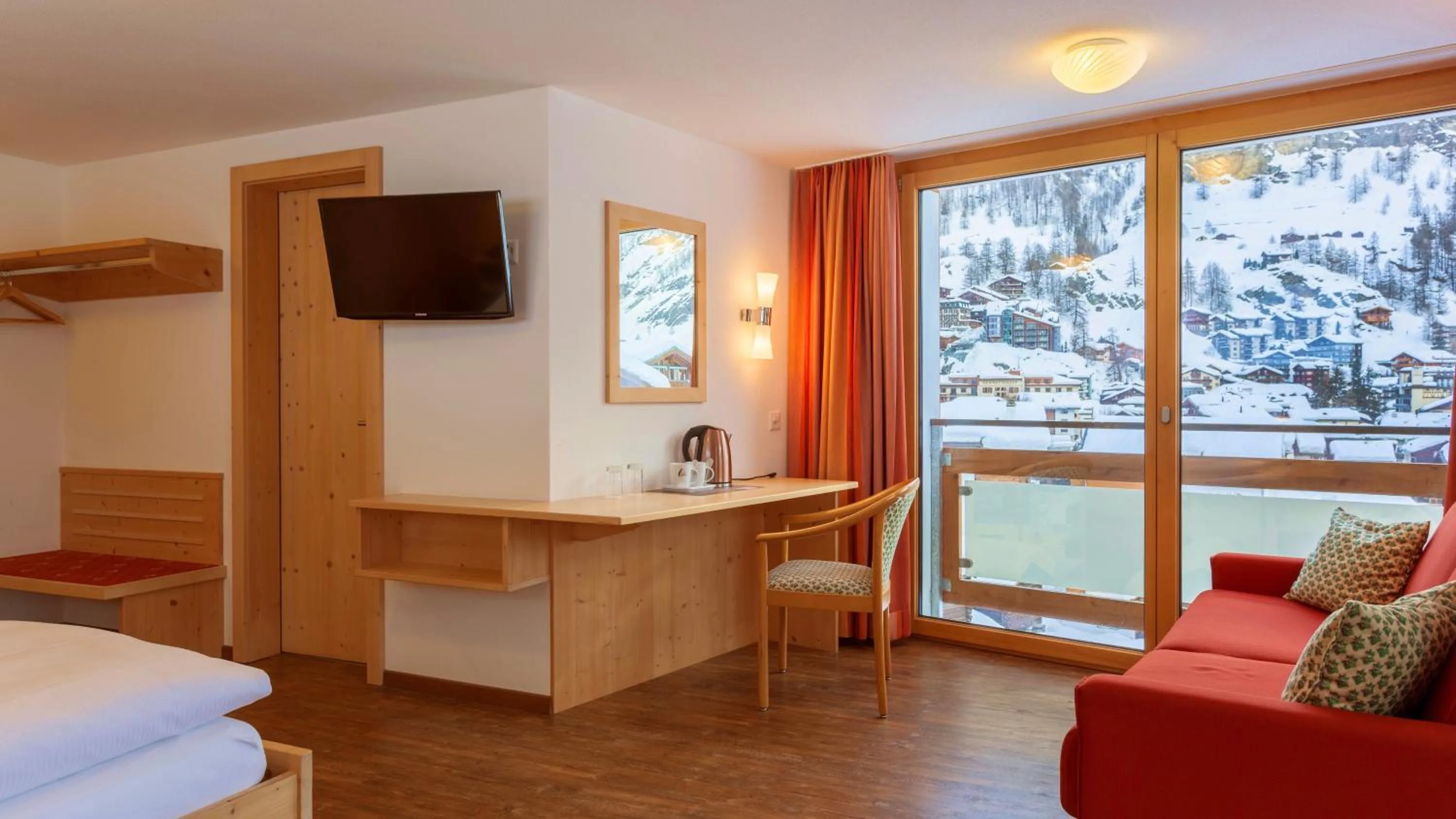 Communal lounge/ TV room, Bed in Hotel Capricorn