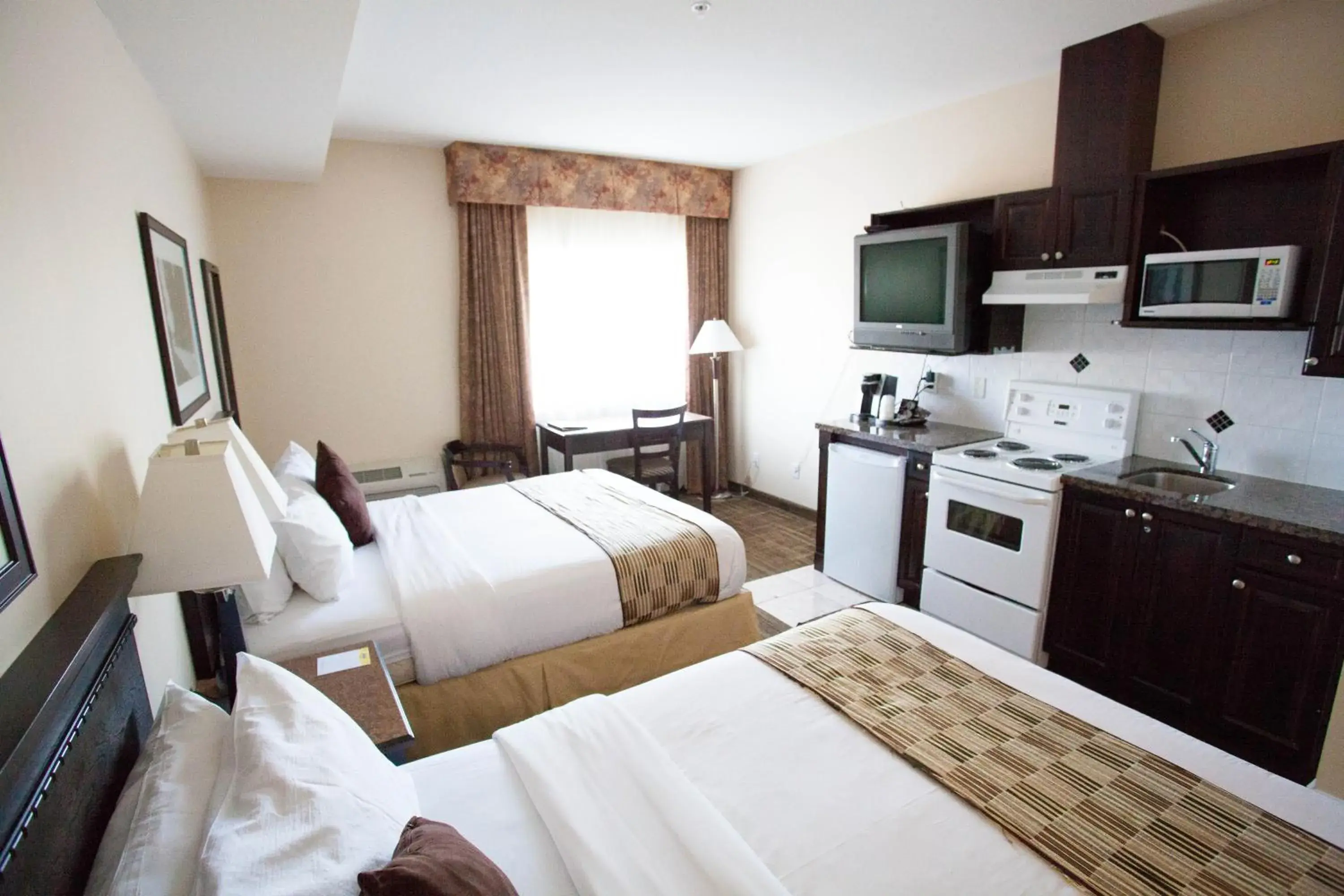 Deluxe Queen Studio with Two Queen Beds - Non-Smoking in Days Inn by Wyndham Surrey Deluxe Queen Studio with Two Queen Beds - Non-Smoking in Days Inn by Wyndham Surrey