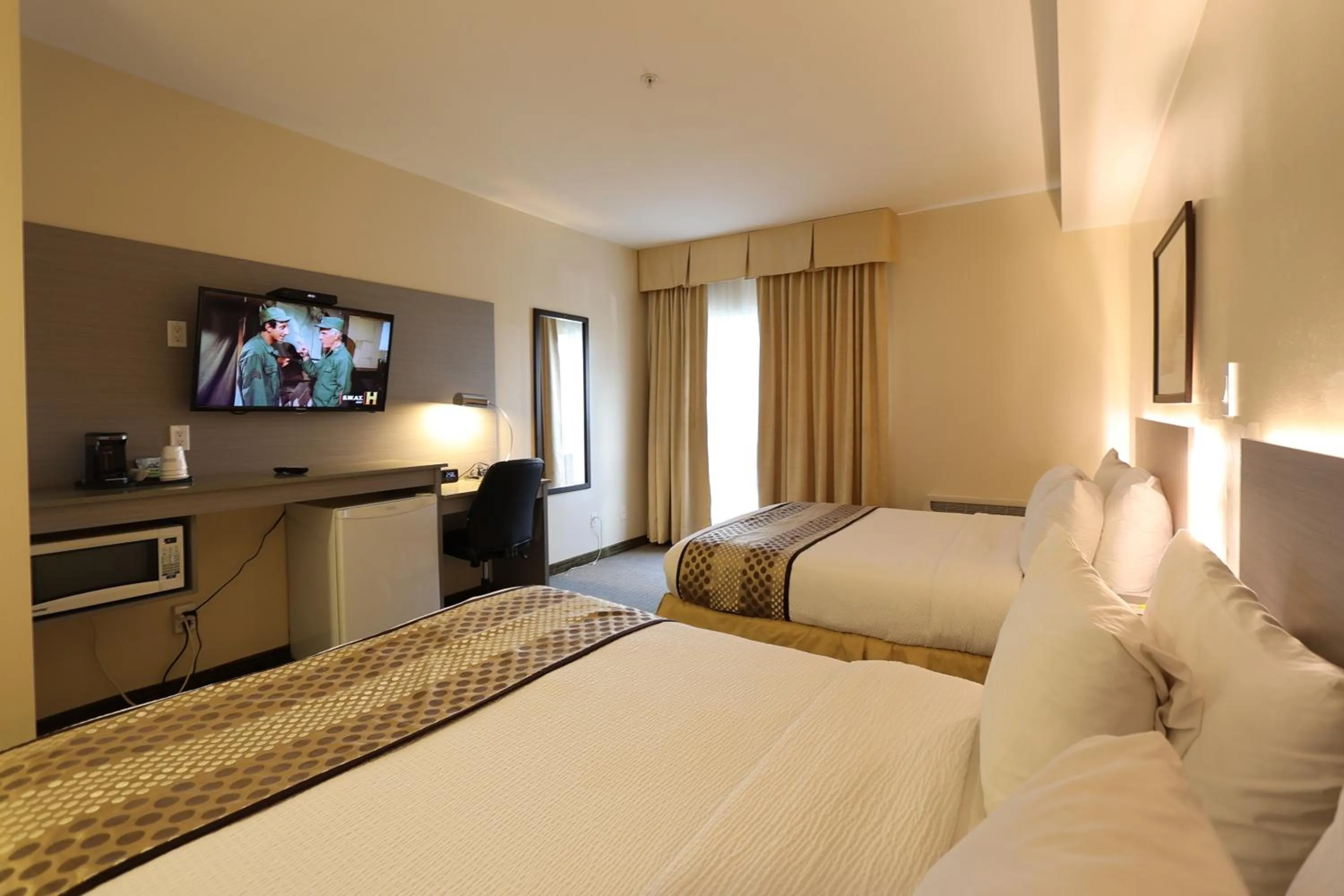 Bedroom, Bed in Days Inn by Wyndham Surrey