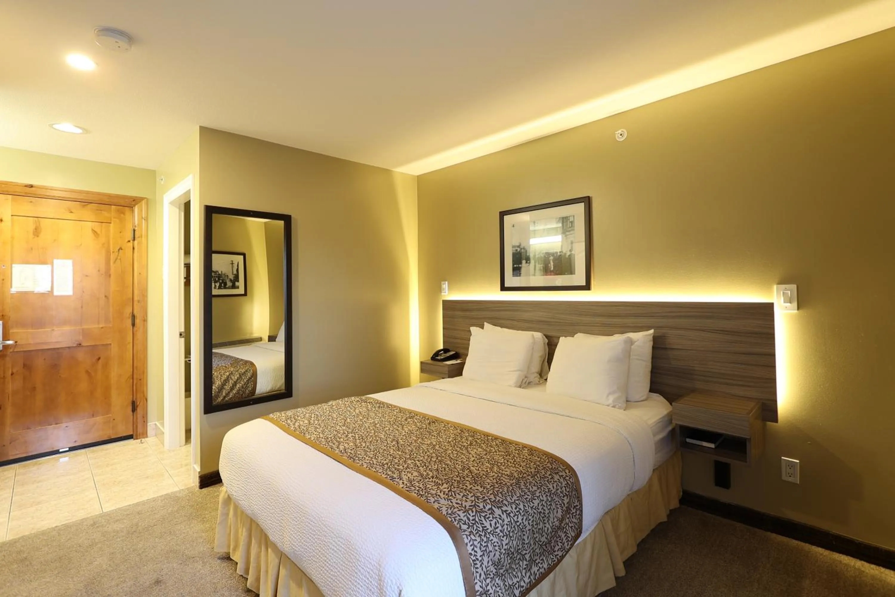 Bedroom, Bed in Days Inn by Wyndham Surrey