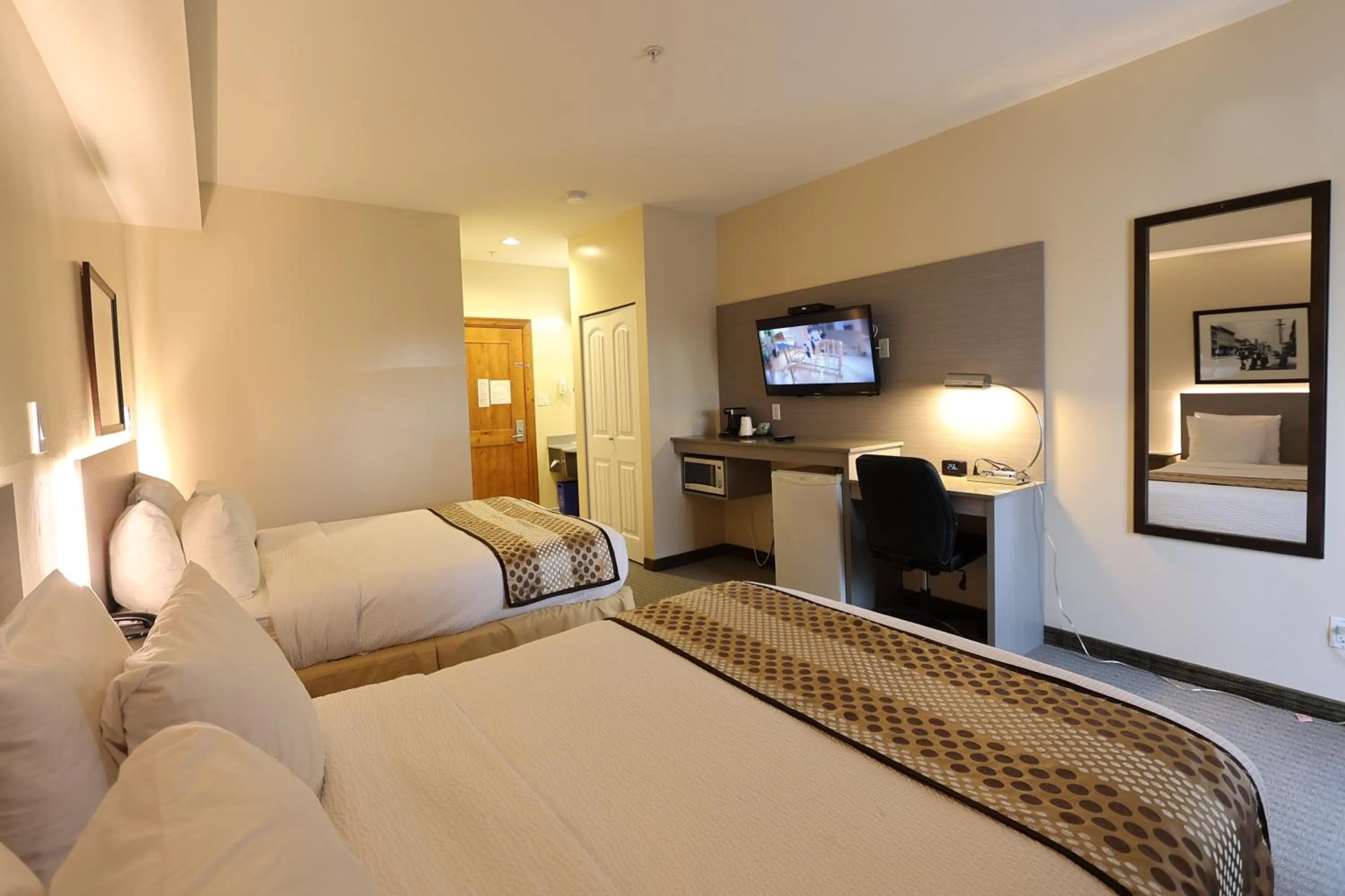 Bedroom, Bed in Days Inn by Wyndham Surrey