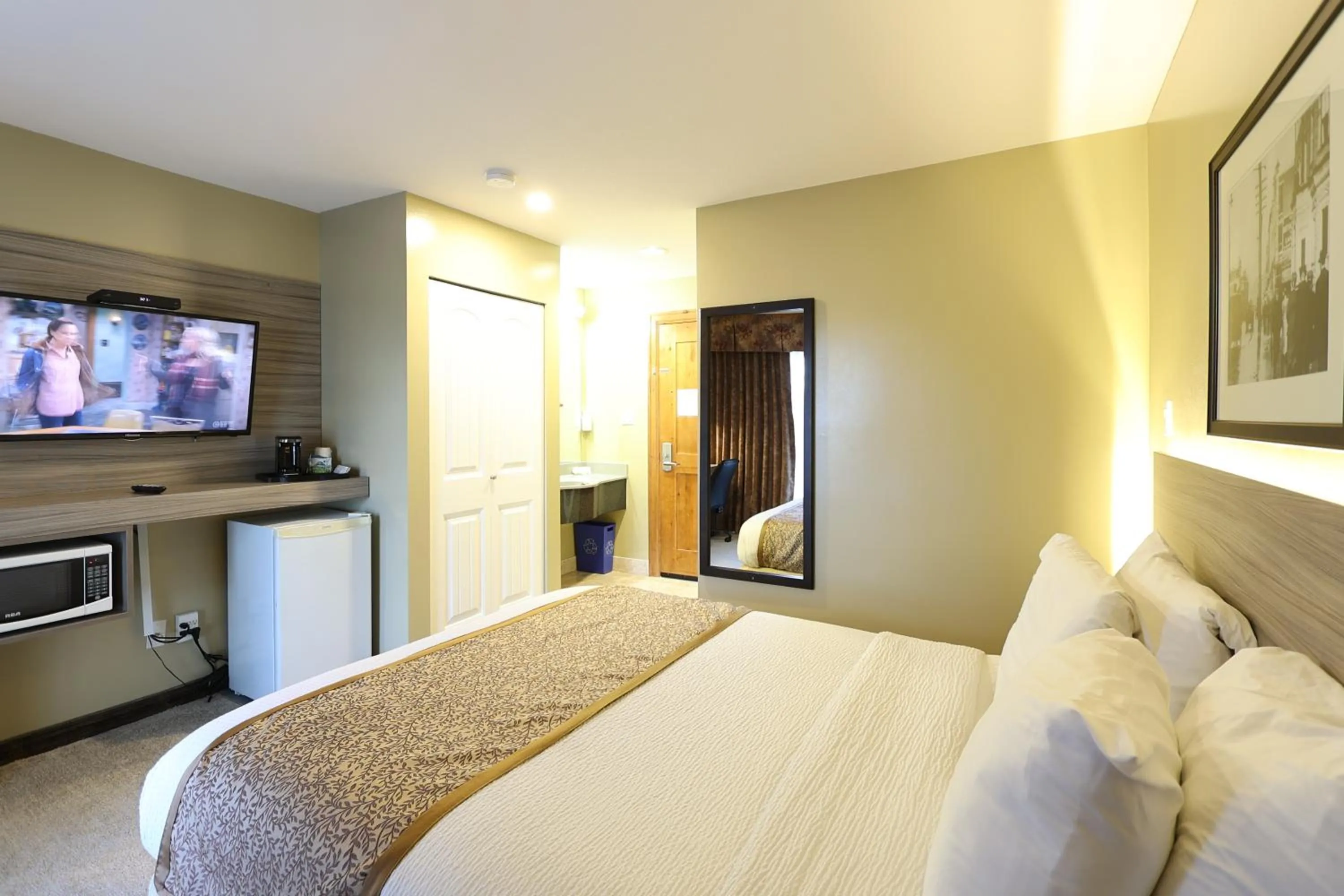 Photo of the whole room, Bed in Days Inn by Wyndham Surrey