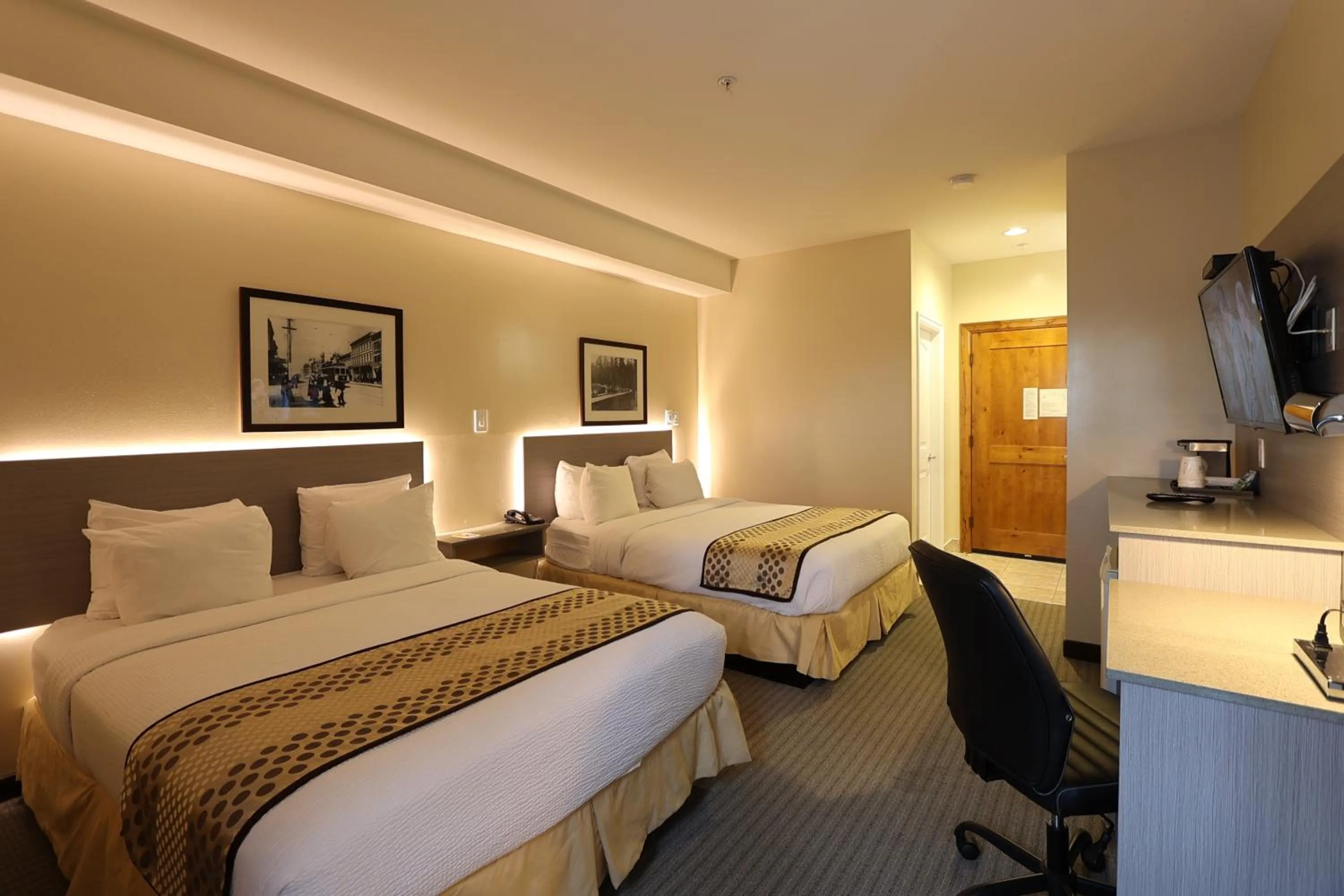 Bedroom, Bed in Days Inn by Wyndham Surrey