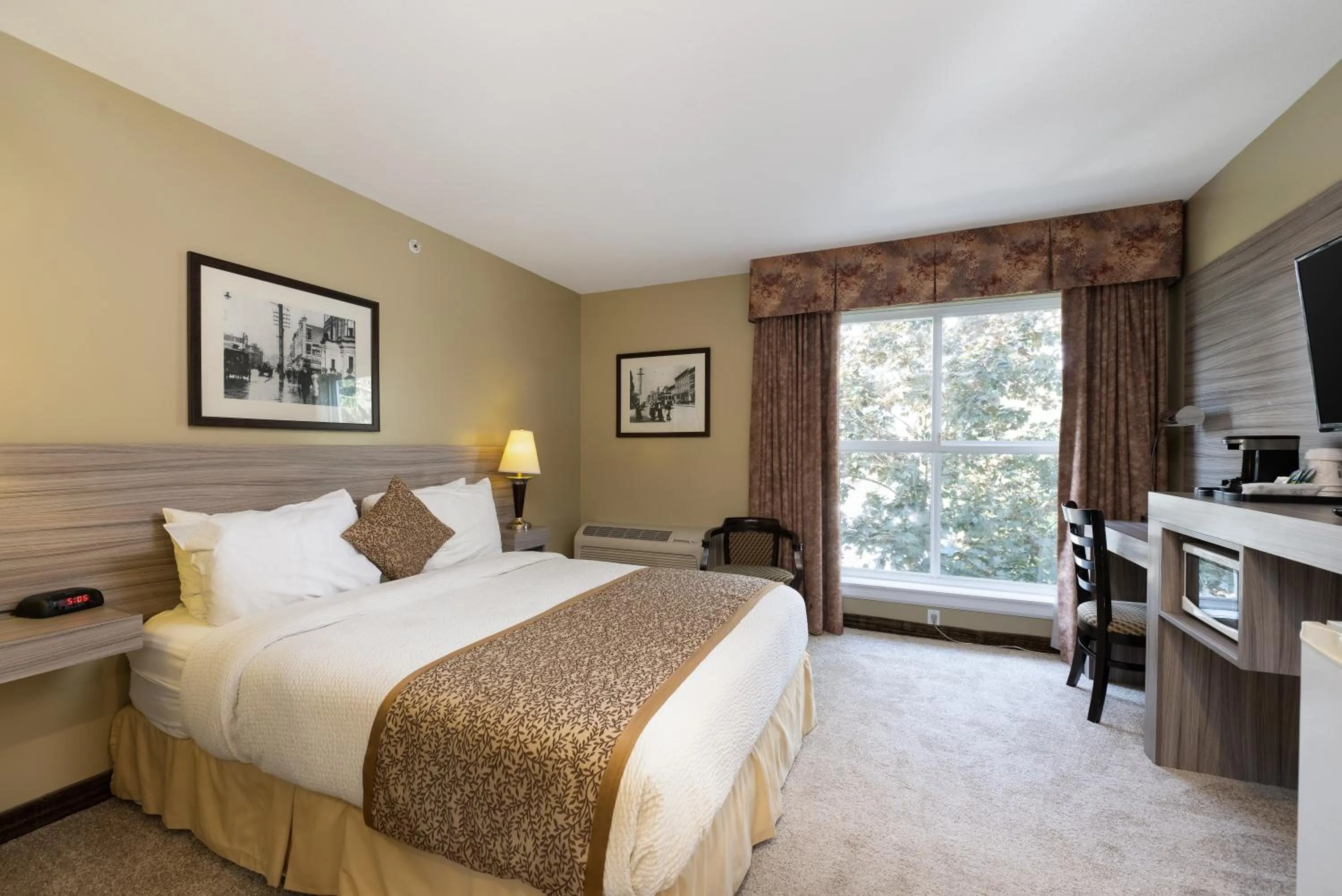 Bedroom, Bed in Days Inn by Wyndham Surrey