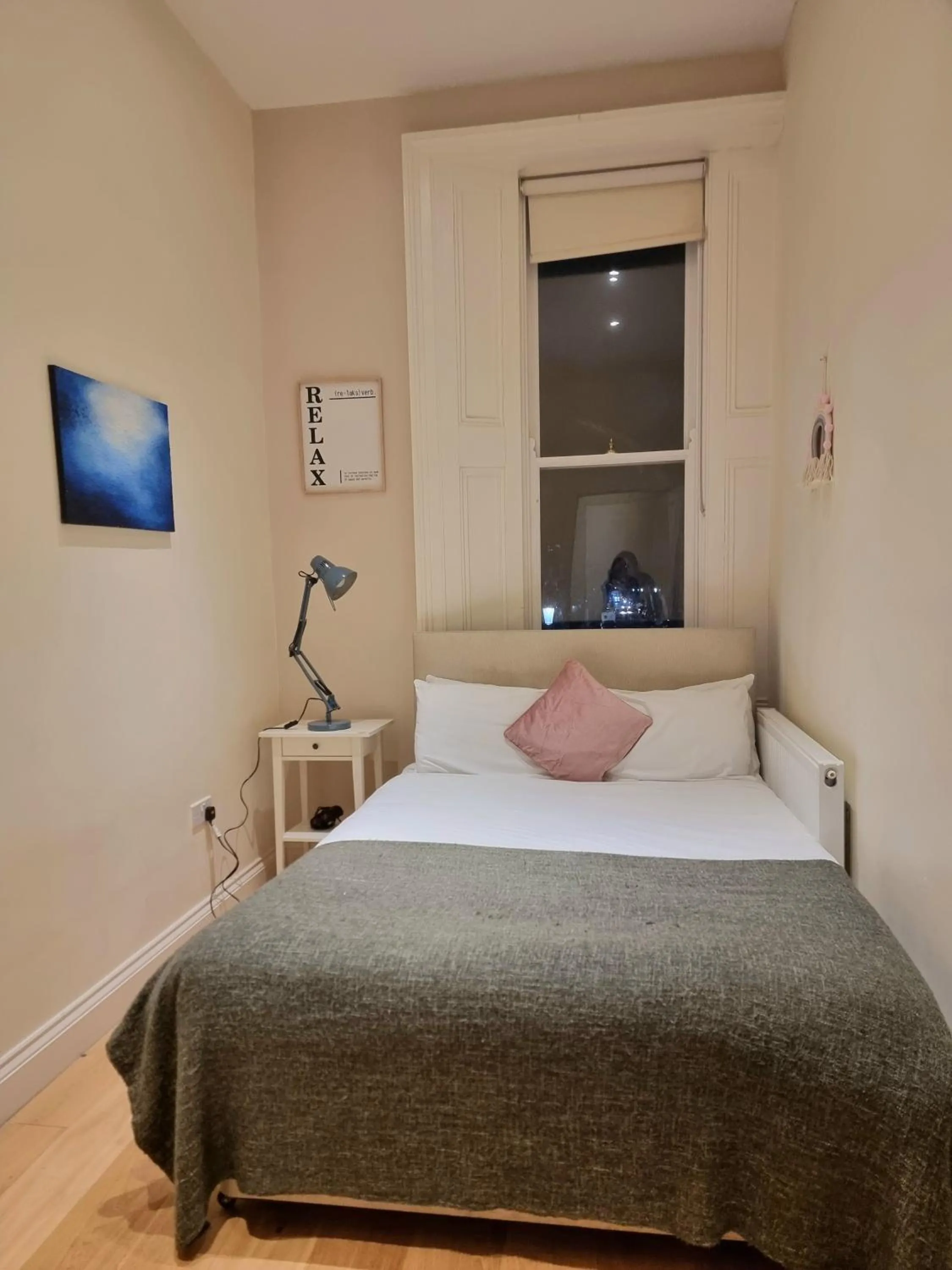 Bed in Oxford Gardens Apartments