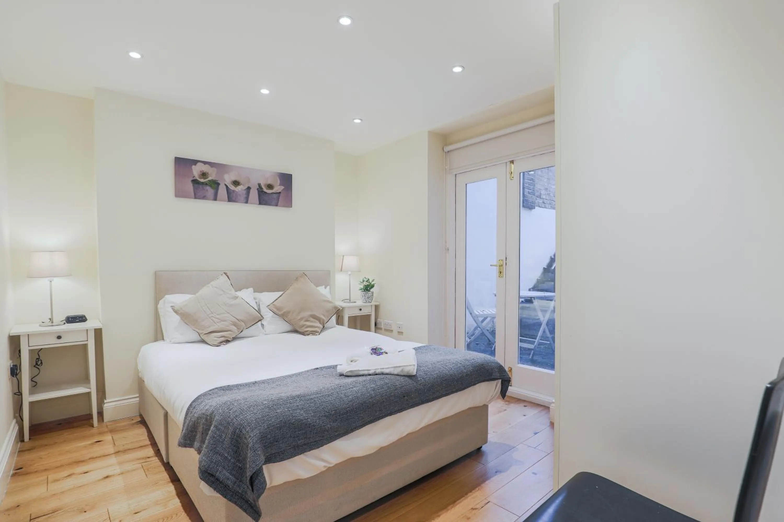 Bed in Oxford Gardens Apartments