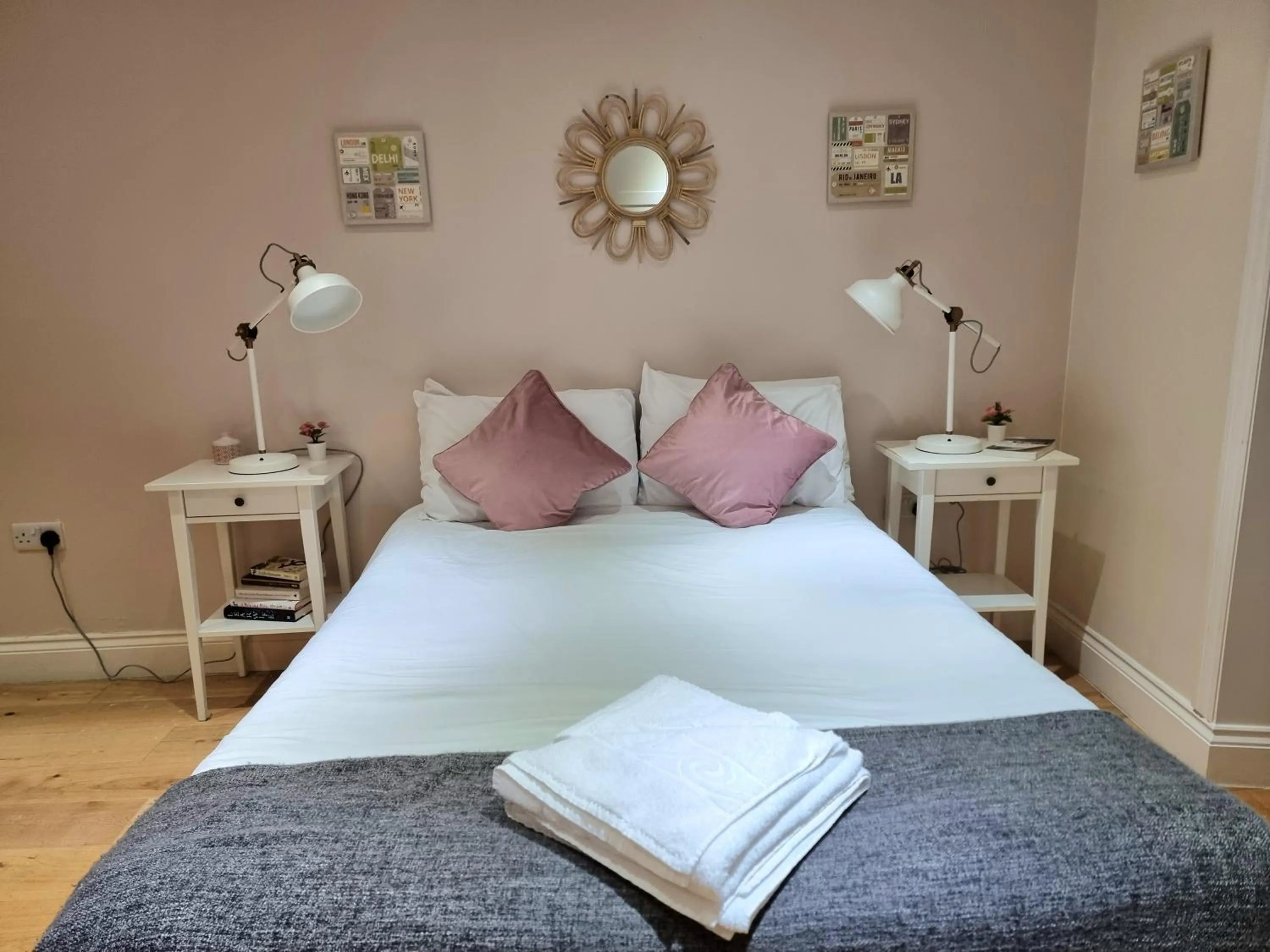 Bed in Oxford Gardens Apartments