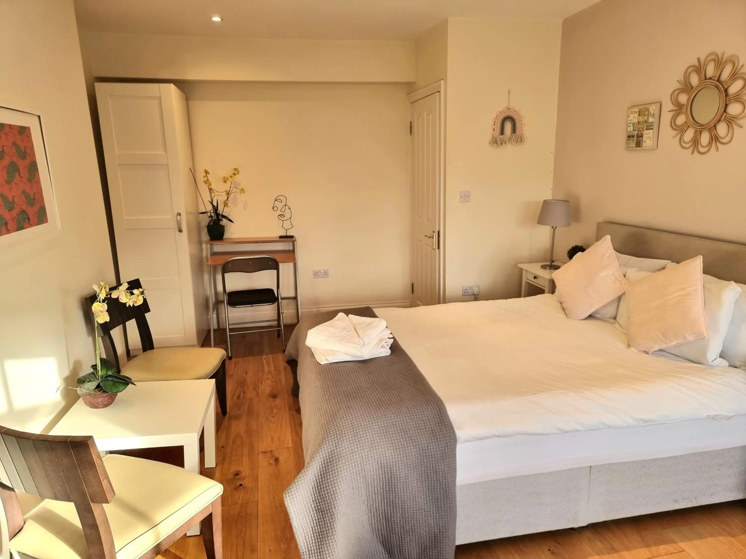 Bed in Oxford Gardens Apartments