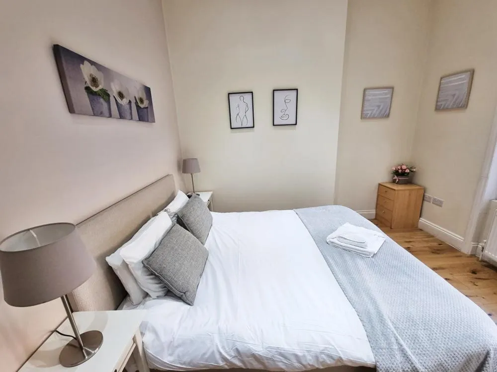 Bed in Oxford Gardens Apartments