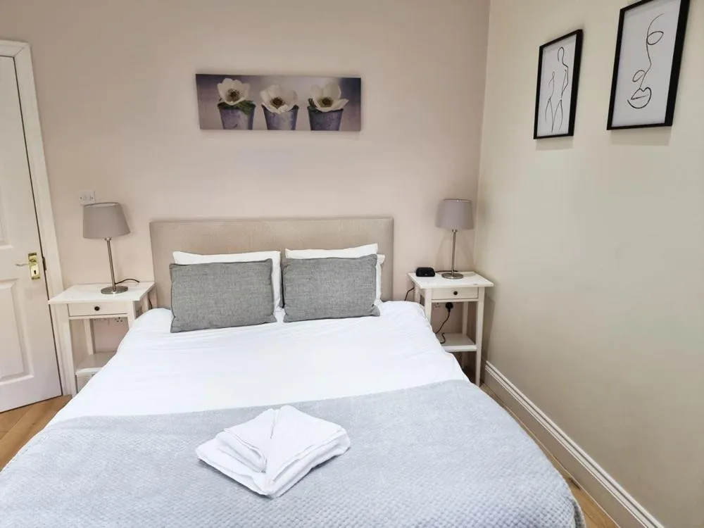 Bed in Oxford Gardens Apartments