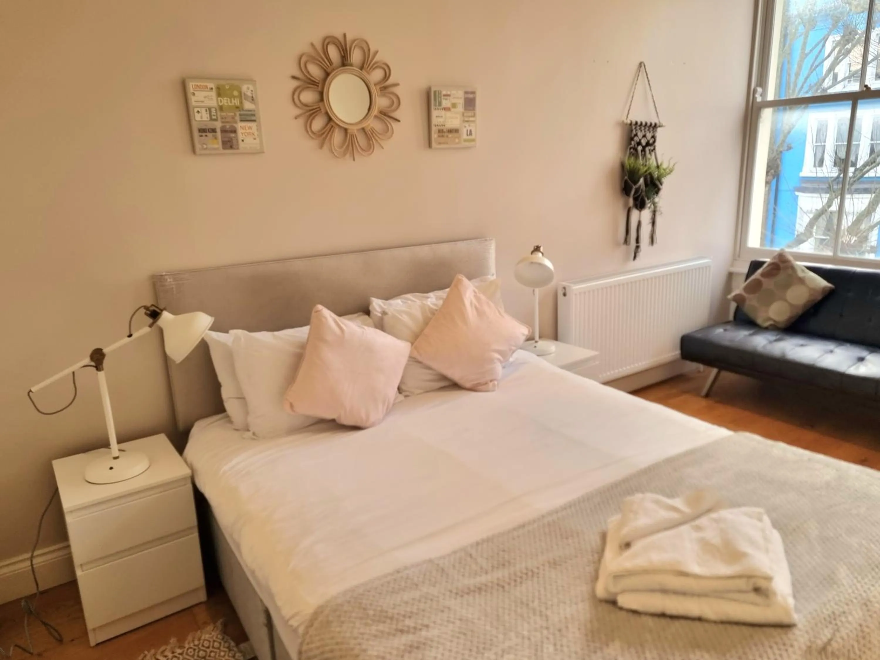 Bed in Oxford Gardens Apartments