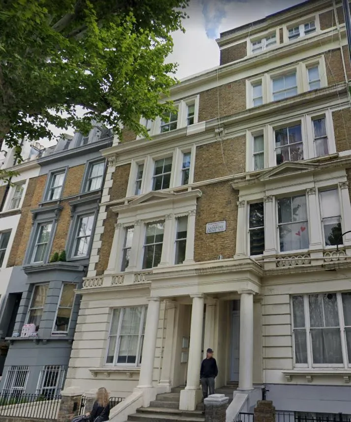 Property building in Oxford Gardens Apartments