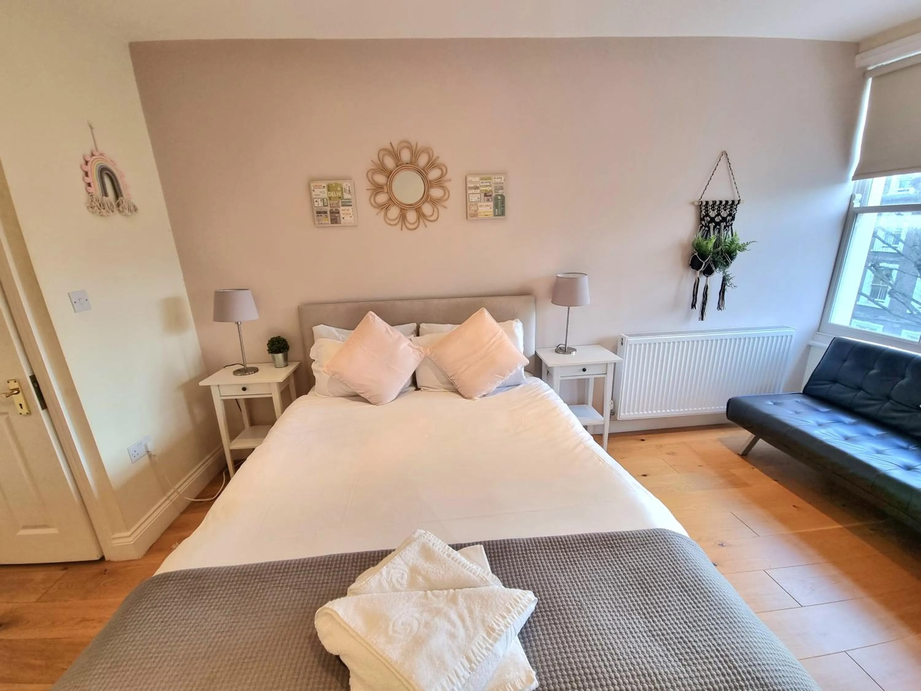 Bed in Oxford Gardens Apartments