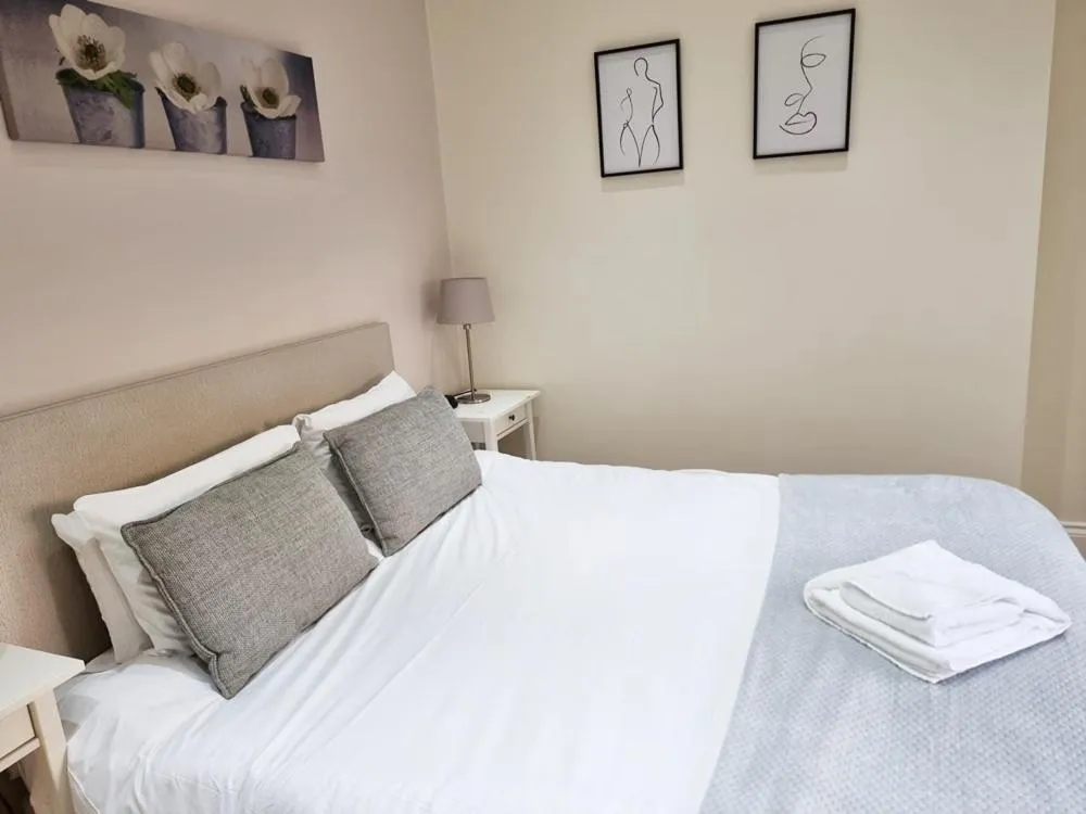 Bed in Oxford Gardens Apartments