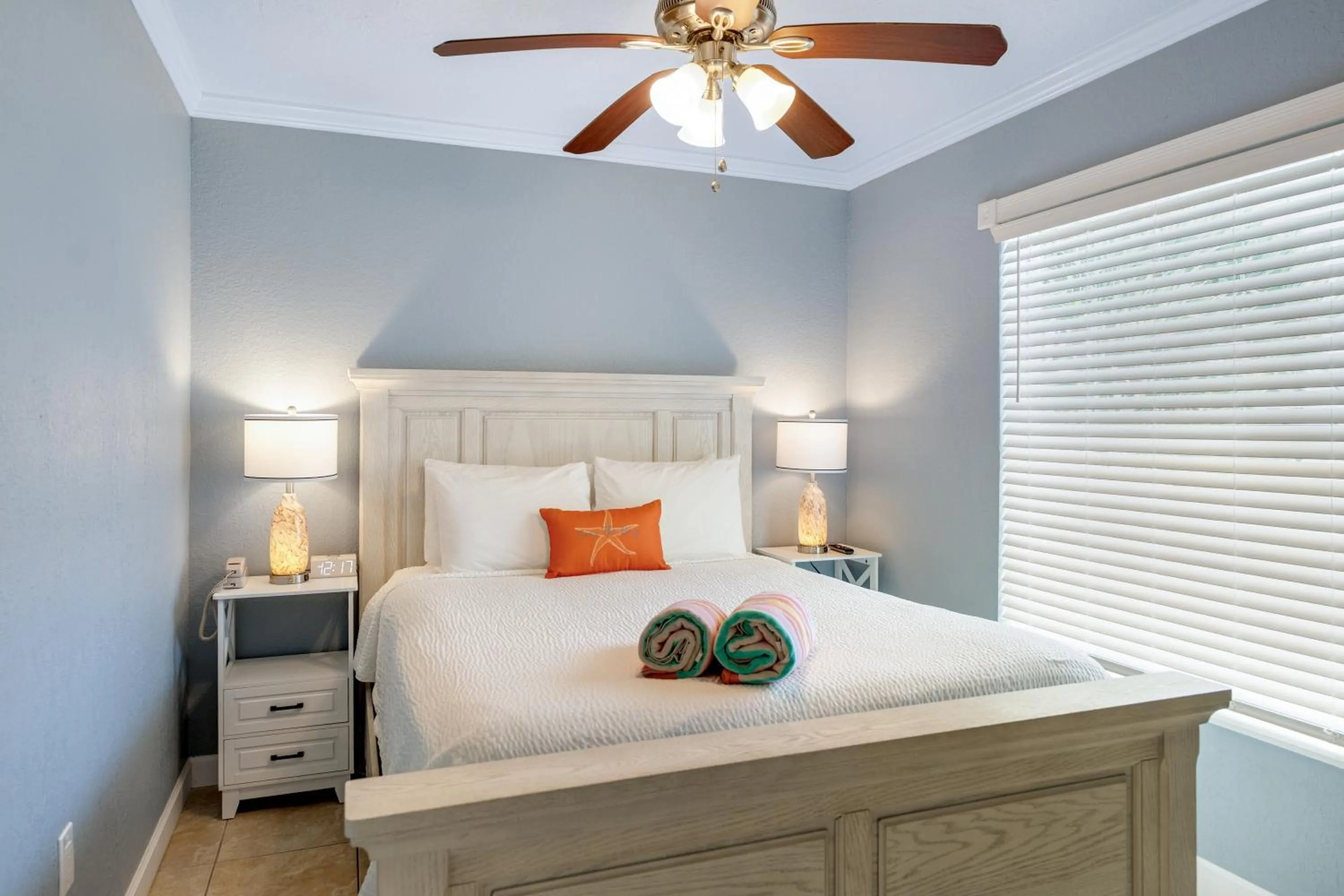 Bed in Tropical Beach Resorts - Sarasota