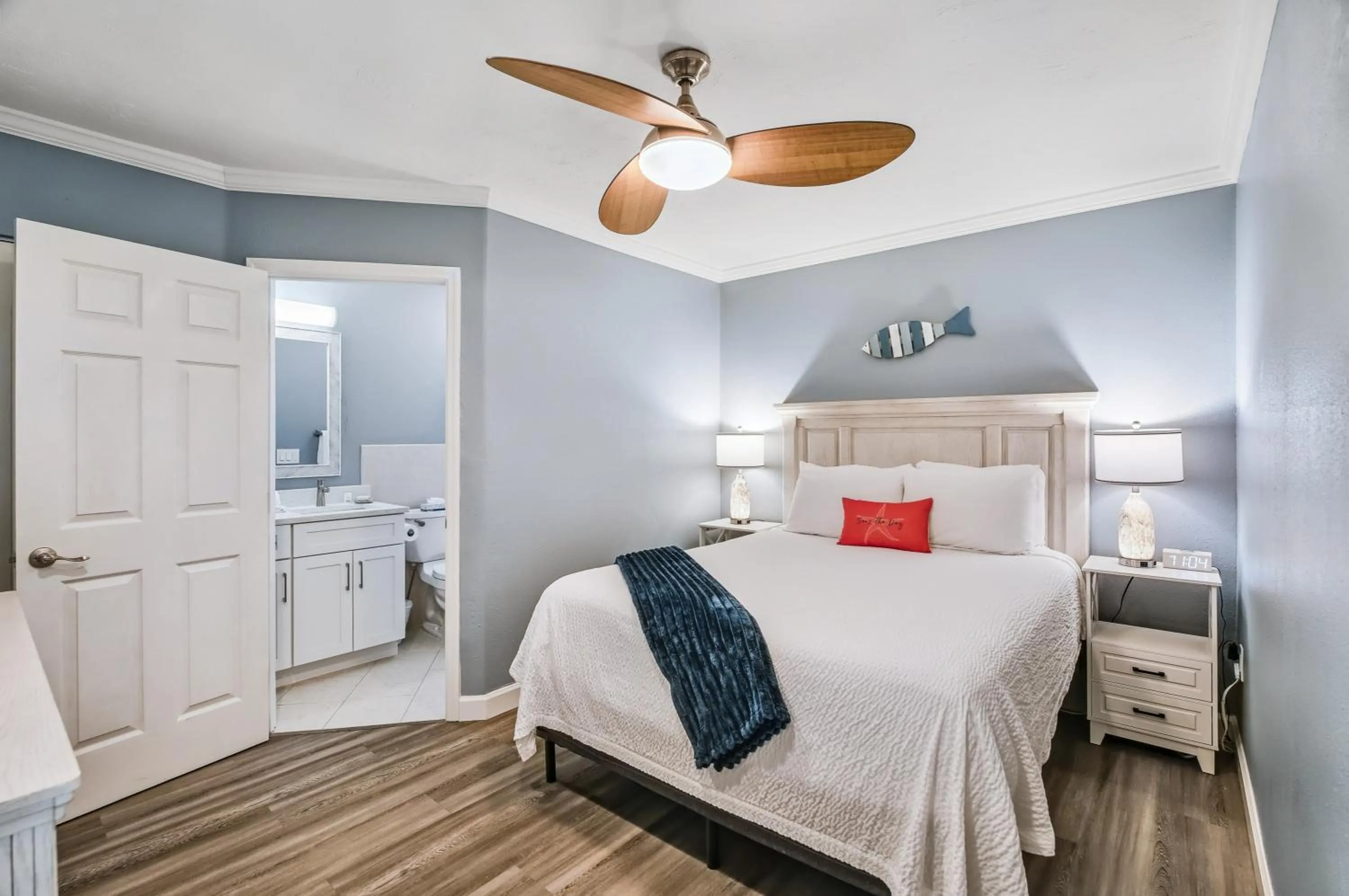 Bedroom, Bed in Tropical Beach Resorts - Sarasota