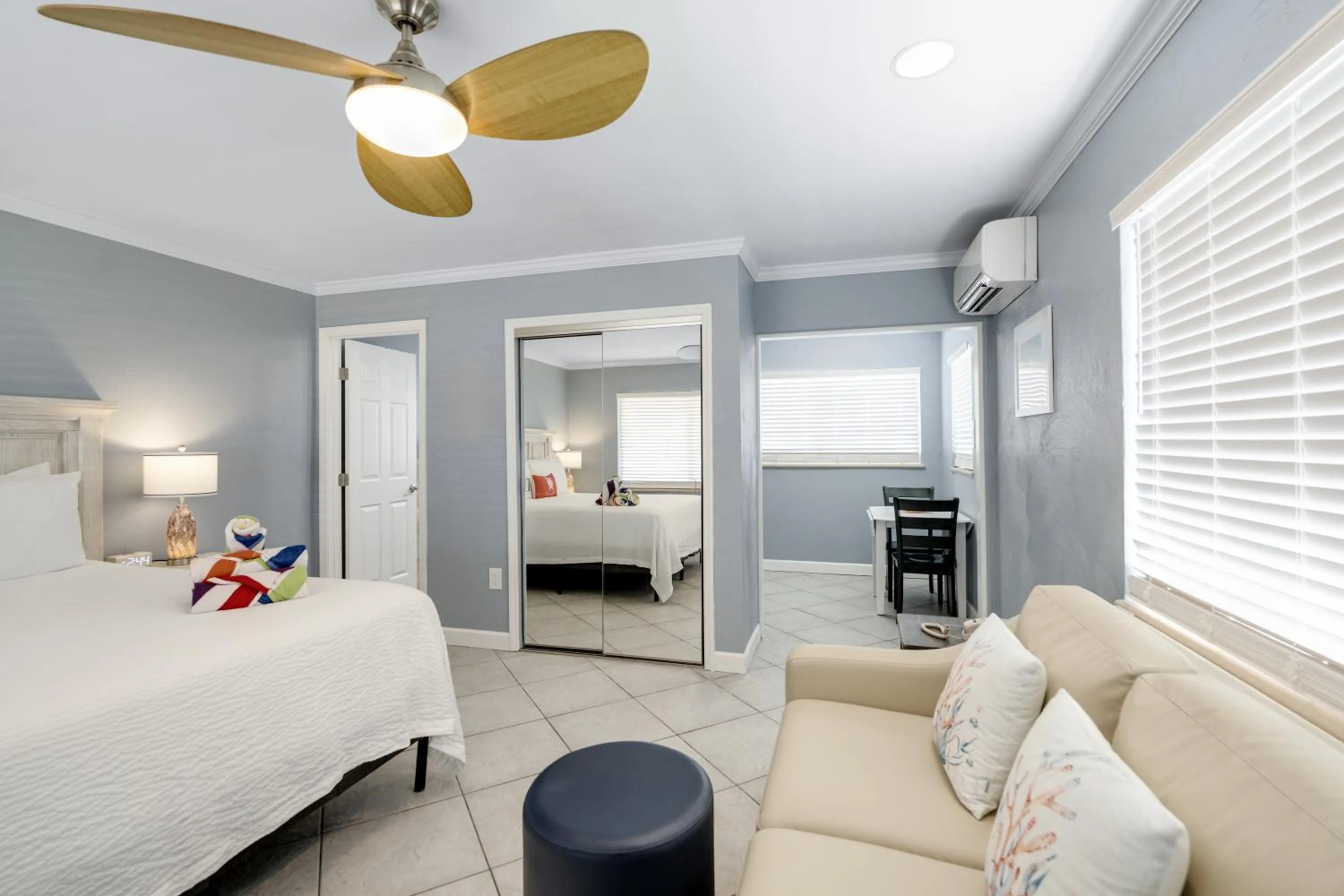 Bed in Tropical Beach Resorts - Sarasota