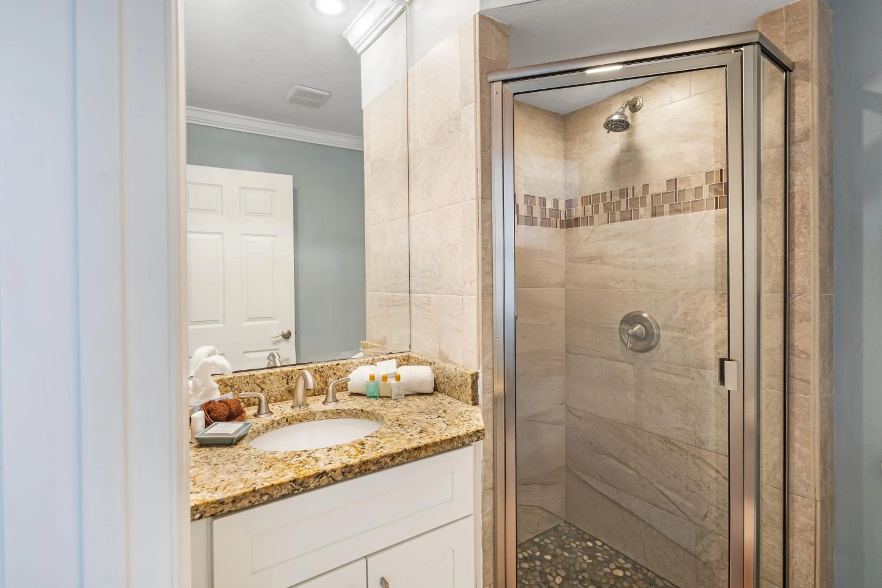 Shower in Tropical Beach Resorts - Sarasota