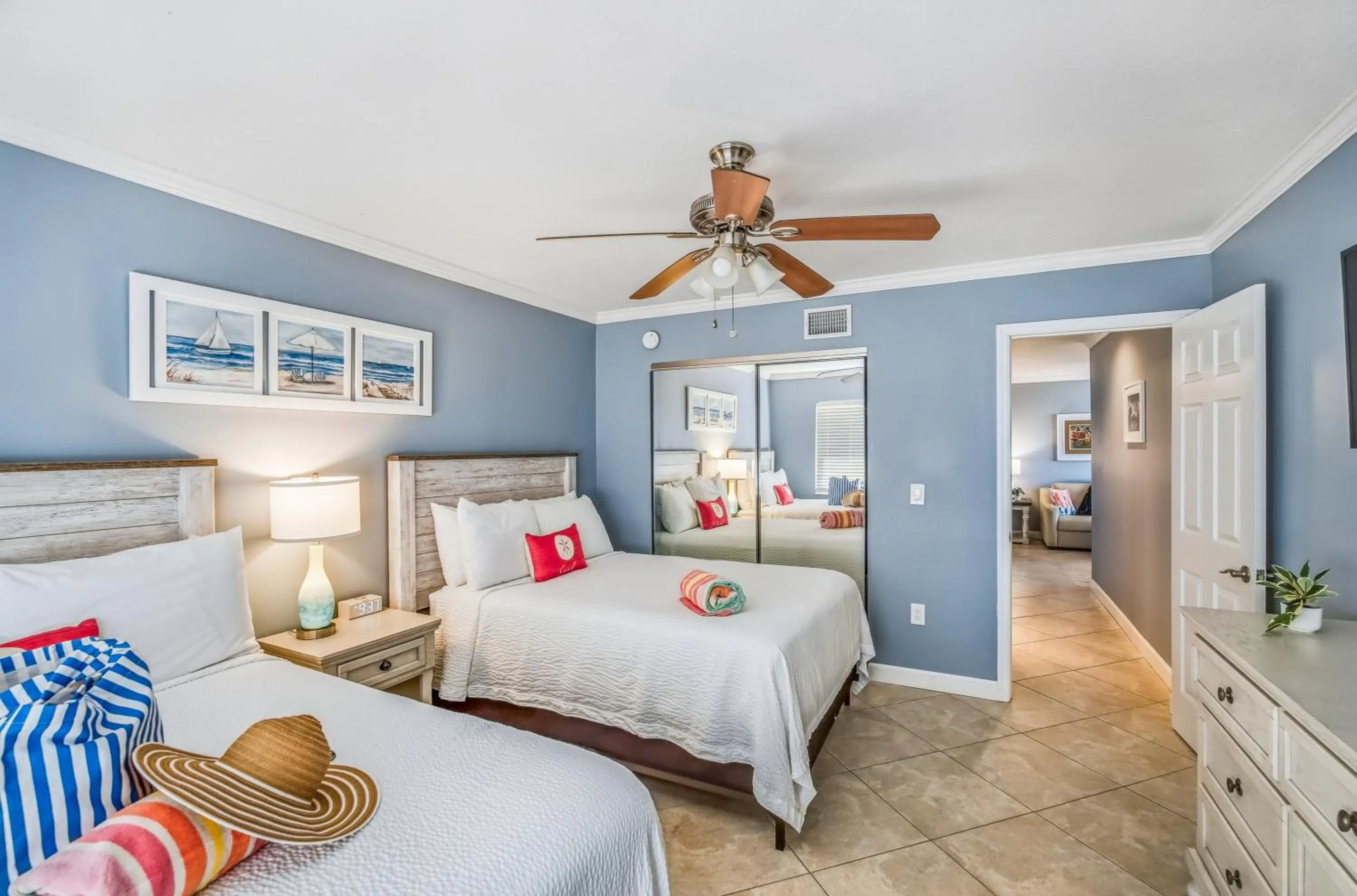 Bedroom, Bed in Tropical Beach Resorts - Sarasota
